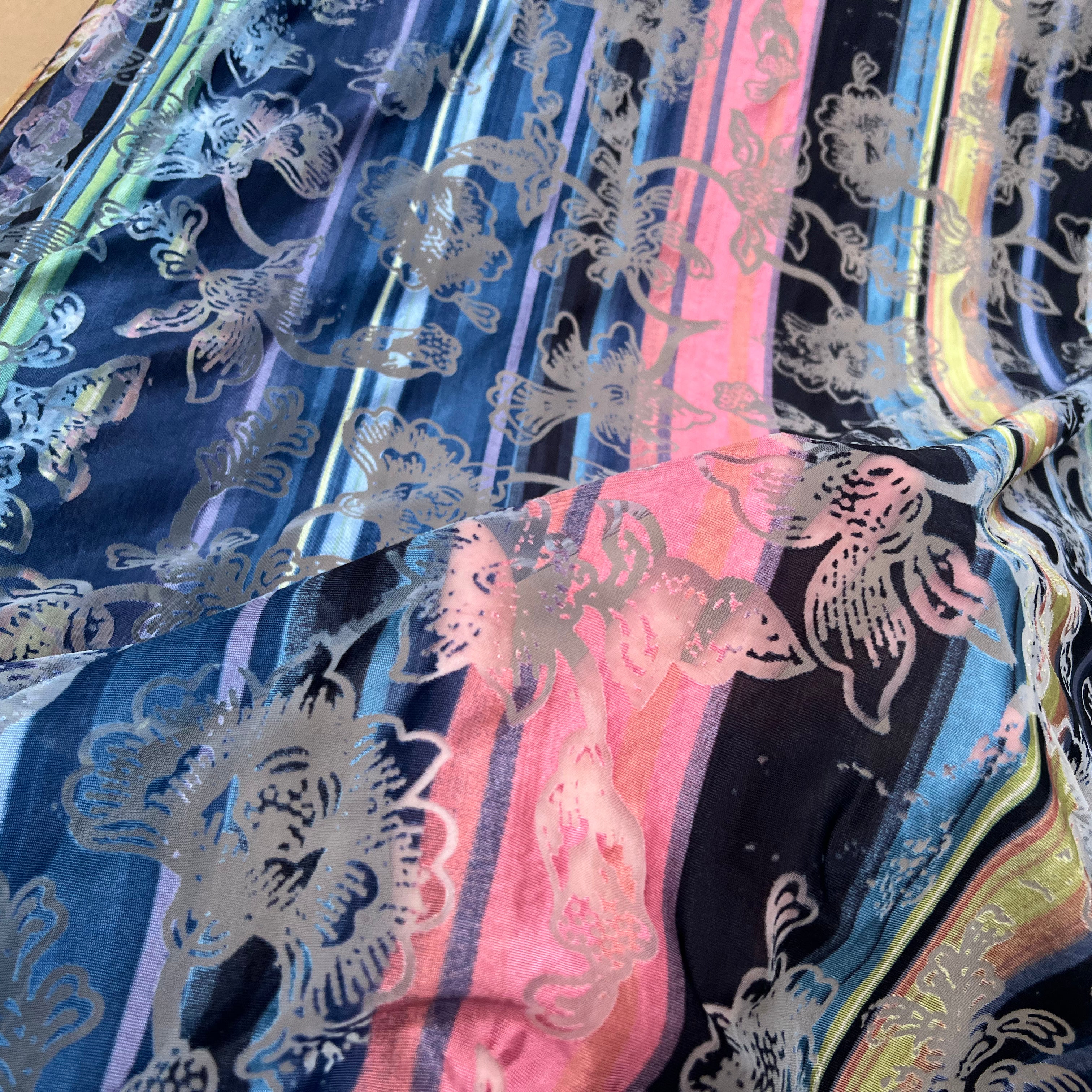 MAILLE DEVORÉE DE FLEURS RAYÉE FOND ROSE BLEU - My Little Coupon