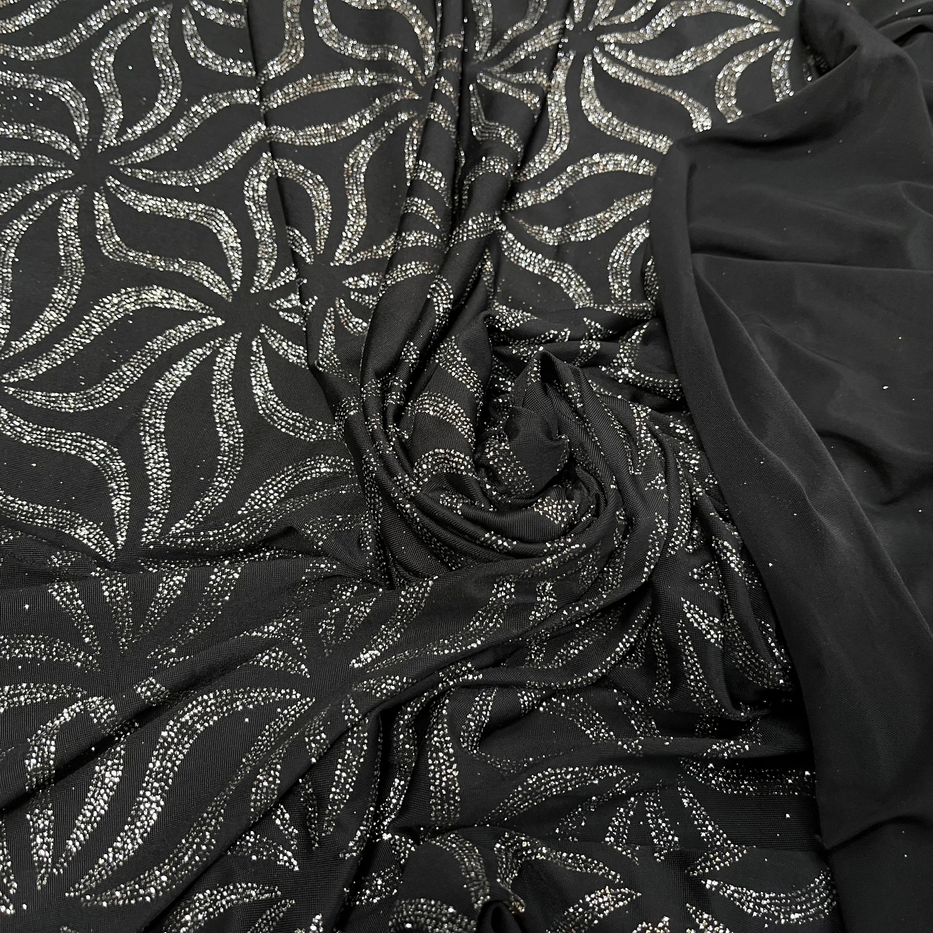 MAILLE FÊTE SÉQUIN GROSSES FEUILLES DE FLEURES BLACK&SILVER - My Little Coupon