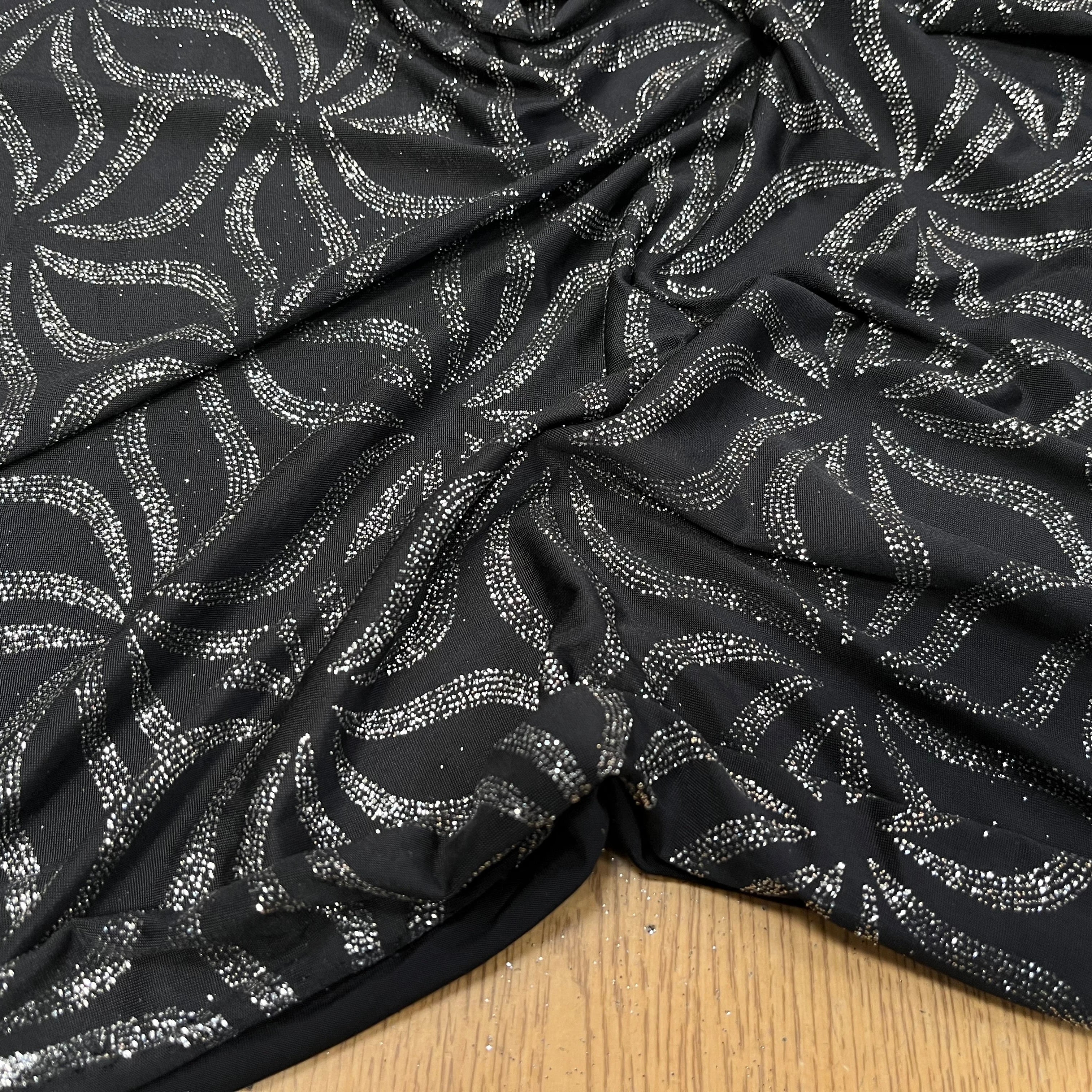 MAILLE FÊTE SÉQUIN GROSSES FEUILLES DE FLEURES BLACK&SILVER - My Little Coupon