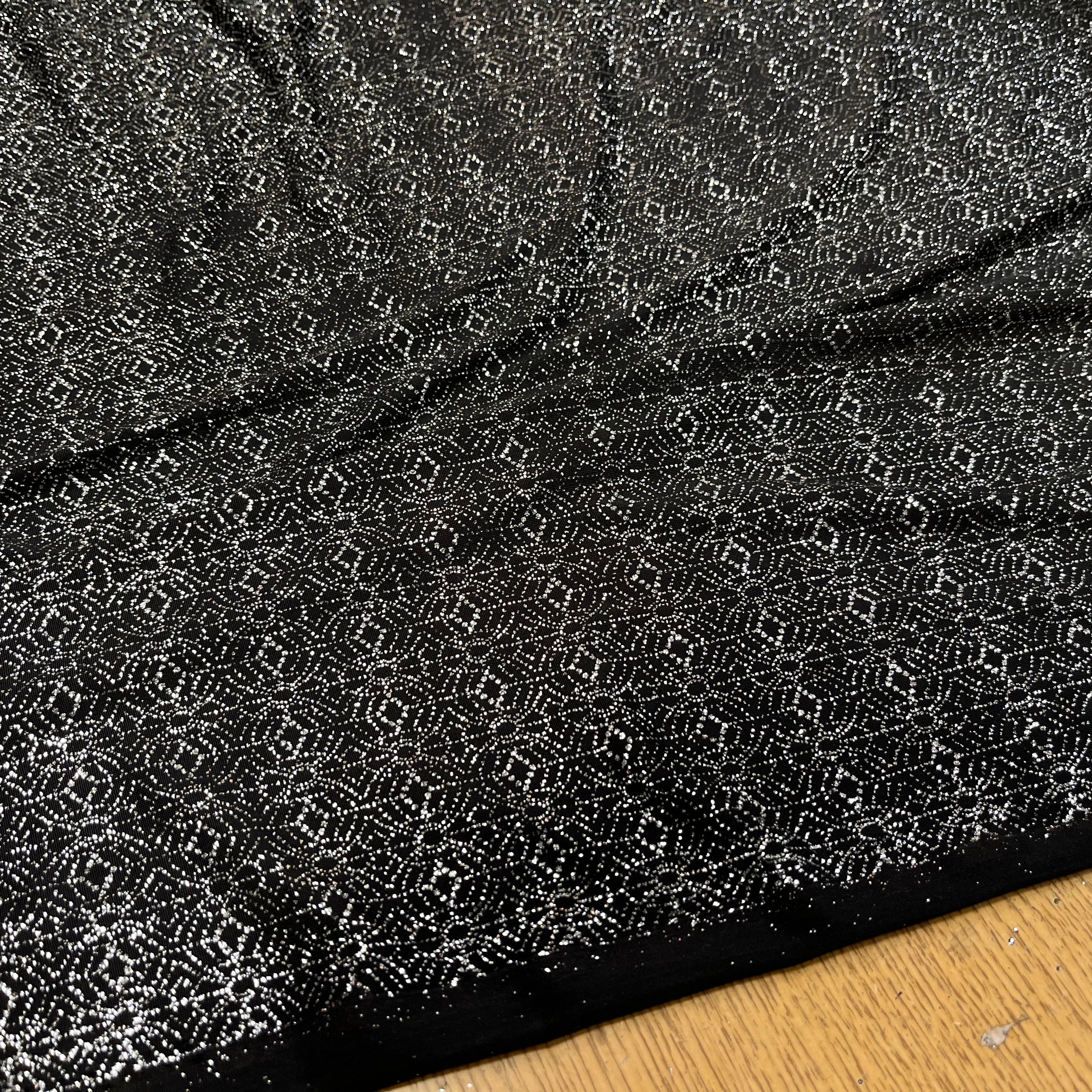 MAILLE FÊTE SÉQUIN MOTIF GLOBE ET GÉOMETRIQUE BLACK&SILVER - My Little Coupon