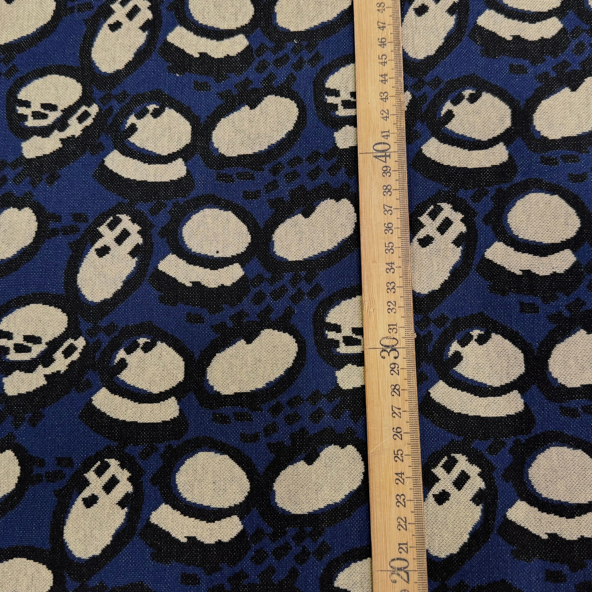 MAILLE JACQUARD ESPRIT MILANO MOTIF ABSTRAIT ÉCRU FOND BLEU MARINE - My Little Coupon