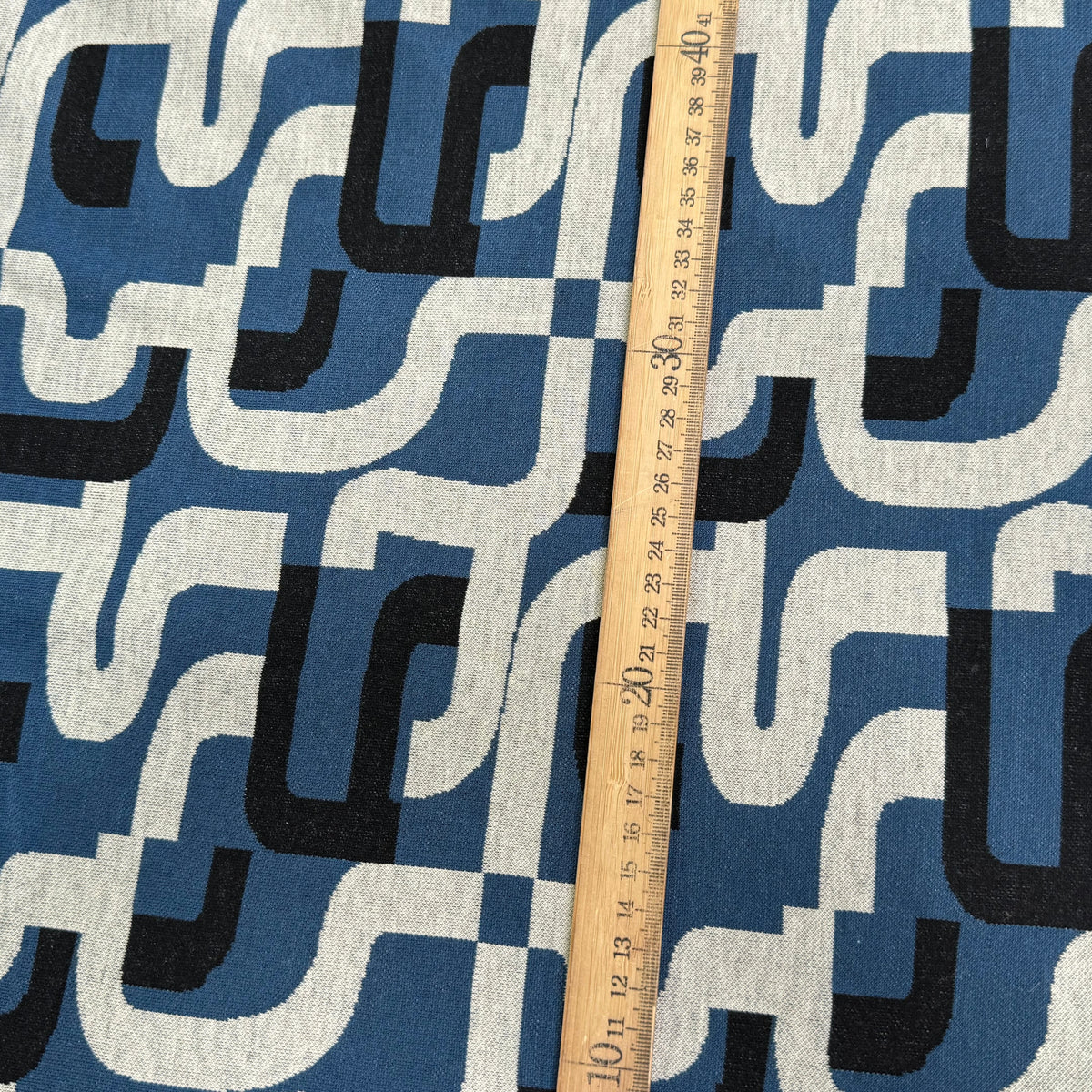 MAILLE JACQUARD ESPRIT MILANO MOTIF CALLIGRAPHIE BLEU MARINE ET BLANC - My Little Coupon