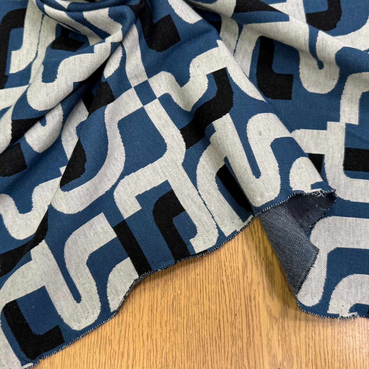 MAILLE JACQUARD ESPRIT MILANO MOTIF CALLIGRAPHIE BLEU MARINE ET BLANC - My Little Coupon