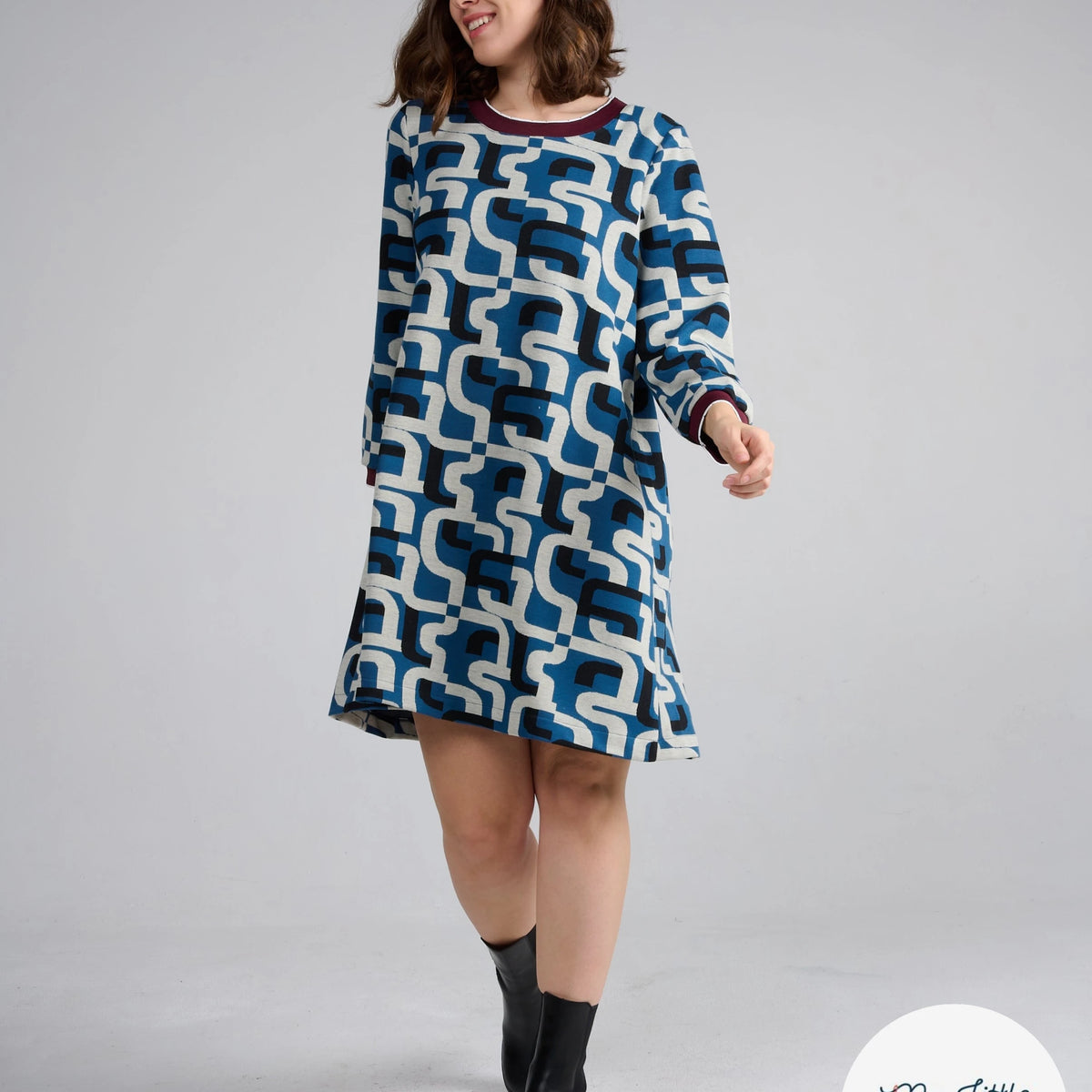 MAILLE JACQUARD ESPRIT MILANO MOTIF CALLIGRAPHIE BLEU MARINE ET BLANC - My Little Coupon