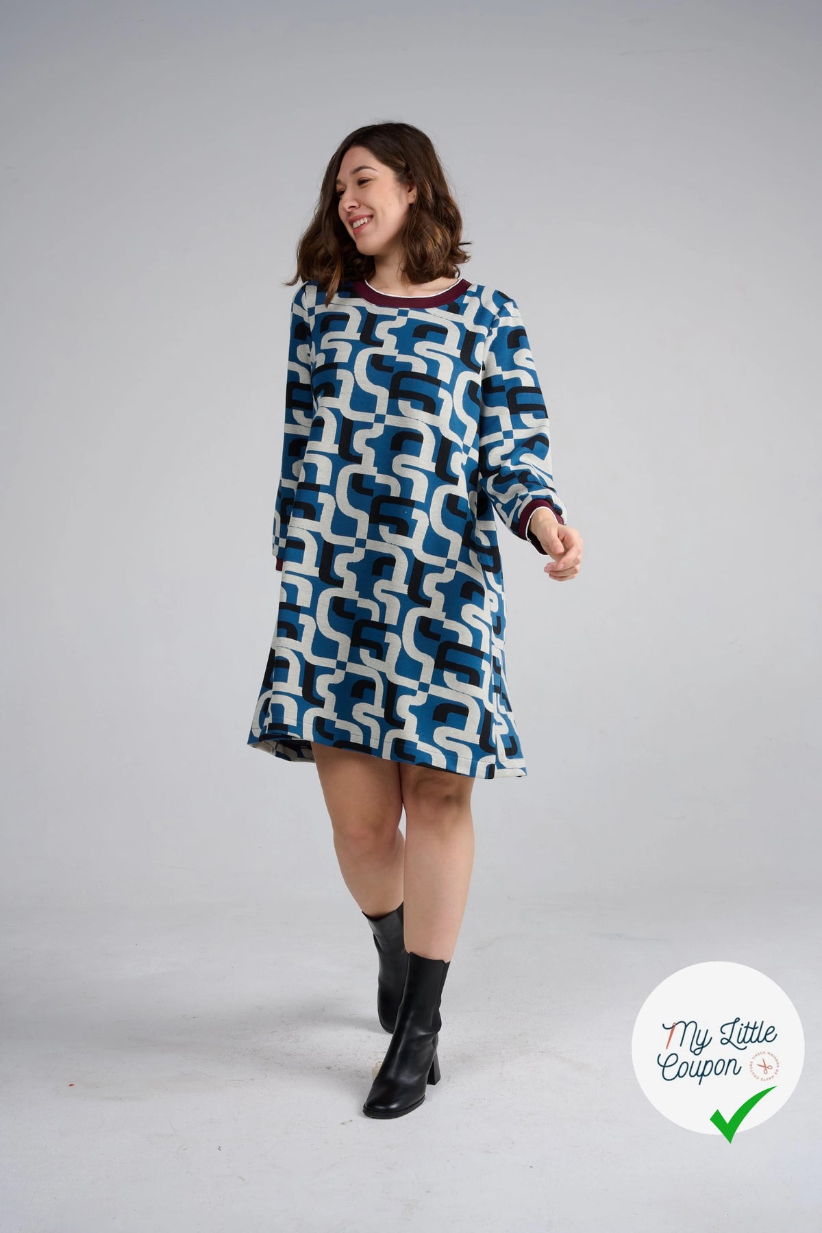 MAILLE JACQUARD ESPRIT MILANO MOTIF CALLIGRAPHIE BLEU MARINE ET BLANC - My Little Coupon