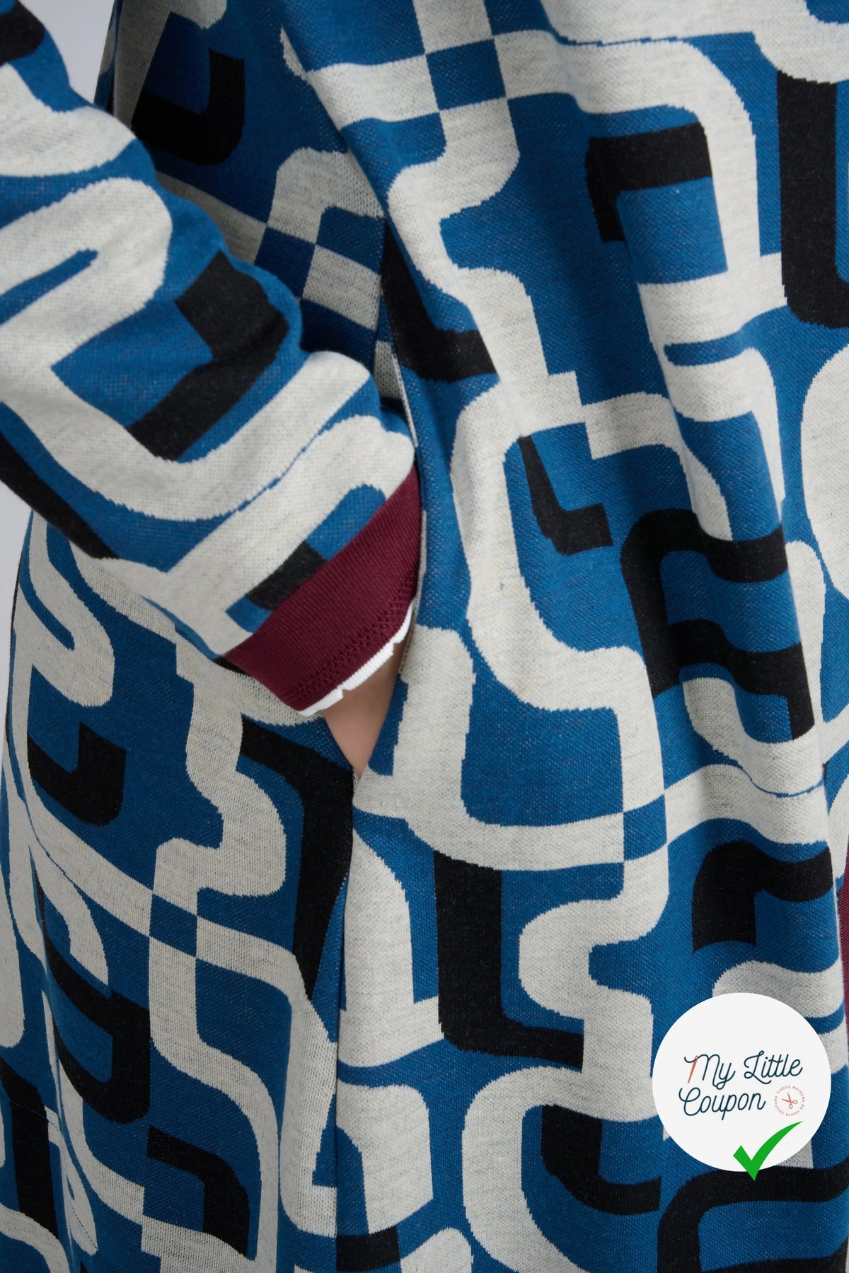 MAILLE JACQUARD ESPRIT MILANO MOTIF CALLIGRAPHIE BLEU MARINE ET BLANC - My Little Coupon