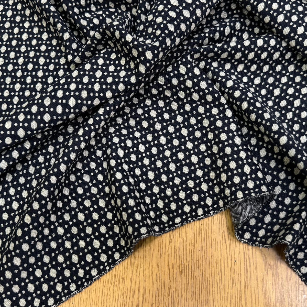 MAILLE JACQUARD ESPRIT MILANO MOTIF POIS ÉCRU FOND BLEU MARINE - My Little Coupon