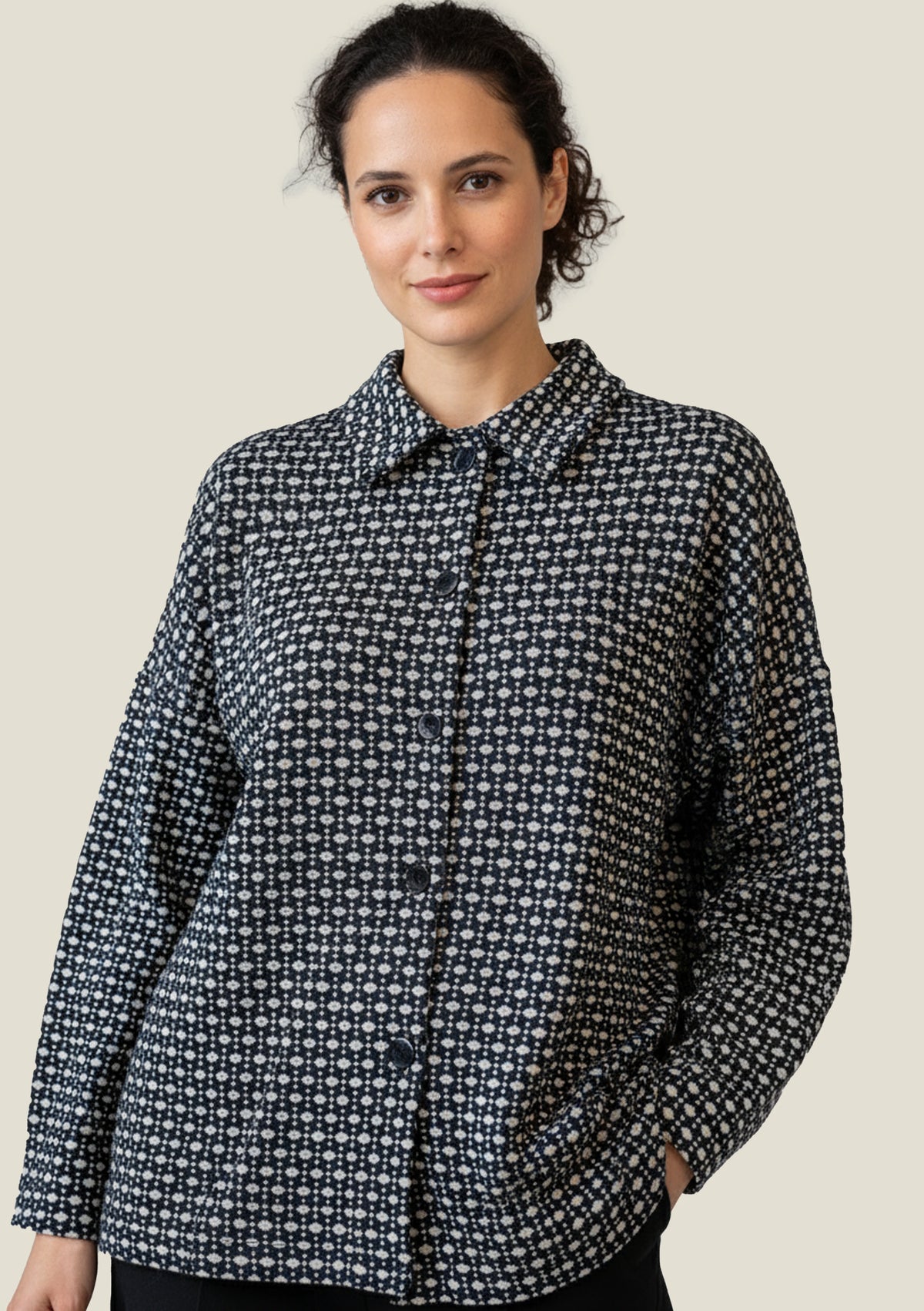 MAILLE JACQUARD ESPRIT MILANO MOTIF POIS ÉCRU FOND BLEU MARINE - My Little Coupon