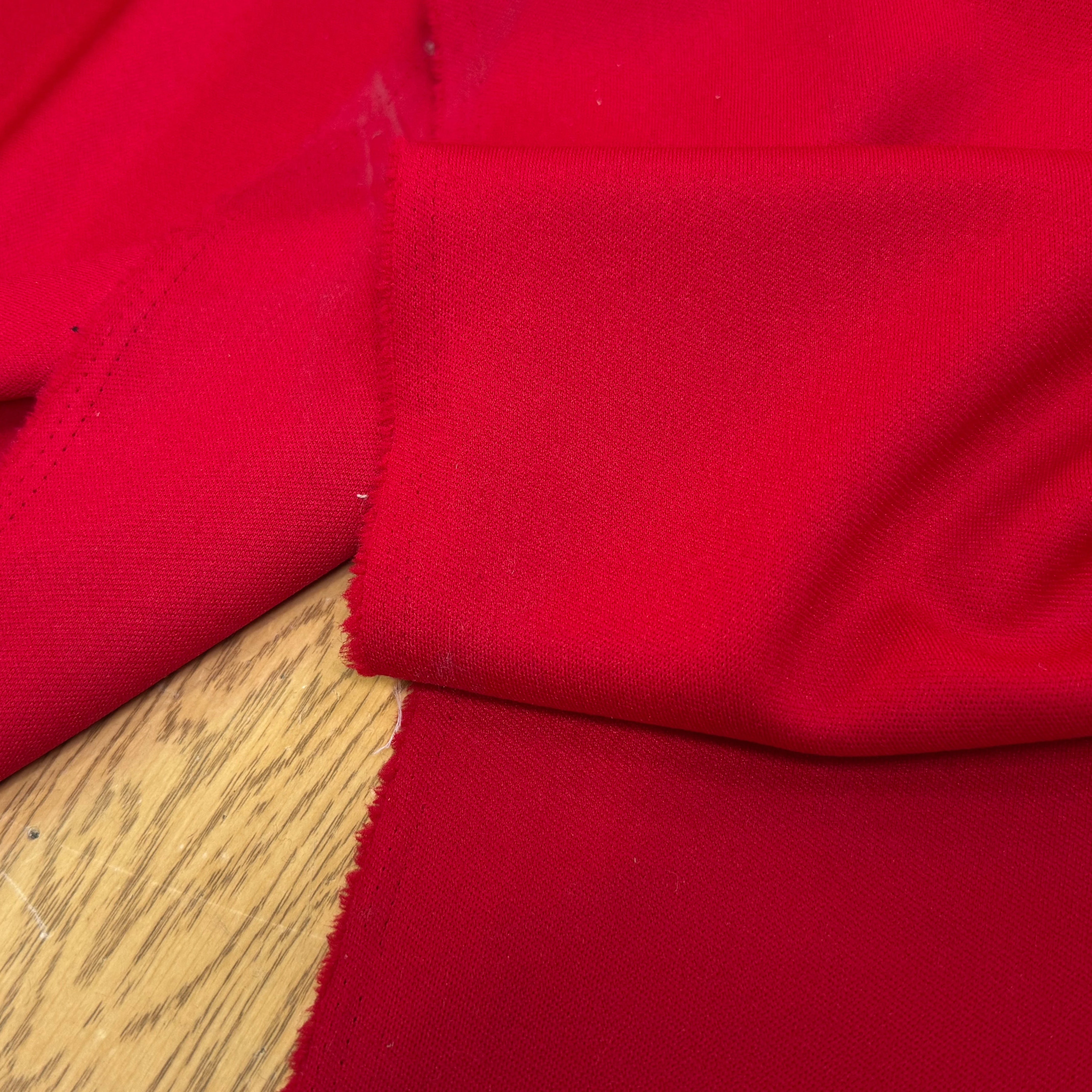 MAILLE LOURDE STRETCH ROUGE LÉGÈREMENT CREPÉE - My Little Coupon