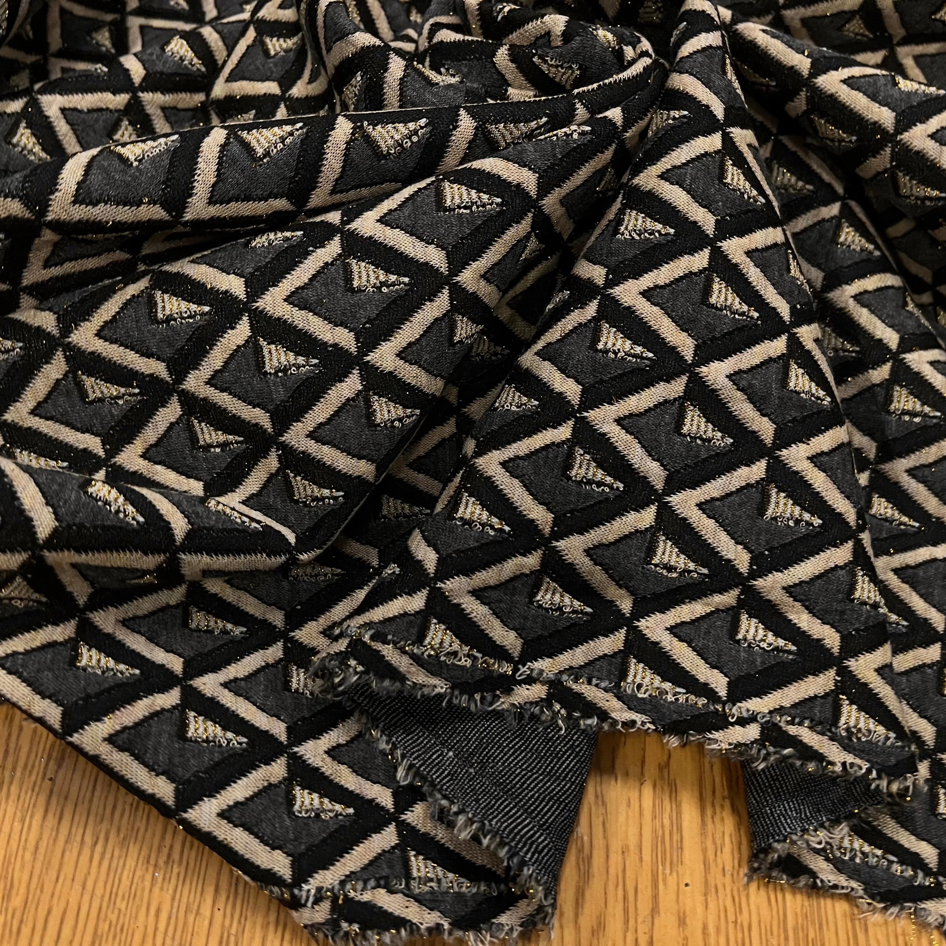 MAILLE MILANO 24% VISCOSE FIL OR MOTIF GÉOMETRIQUE - My Little Coupon