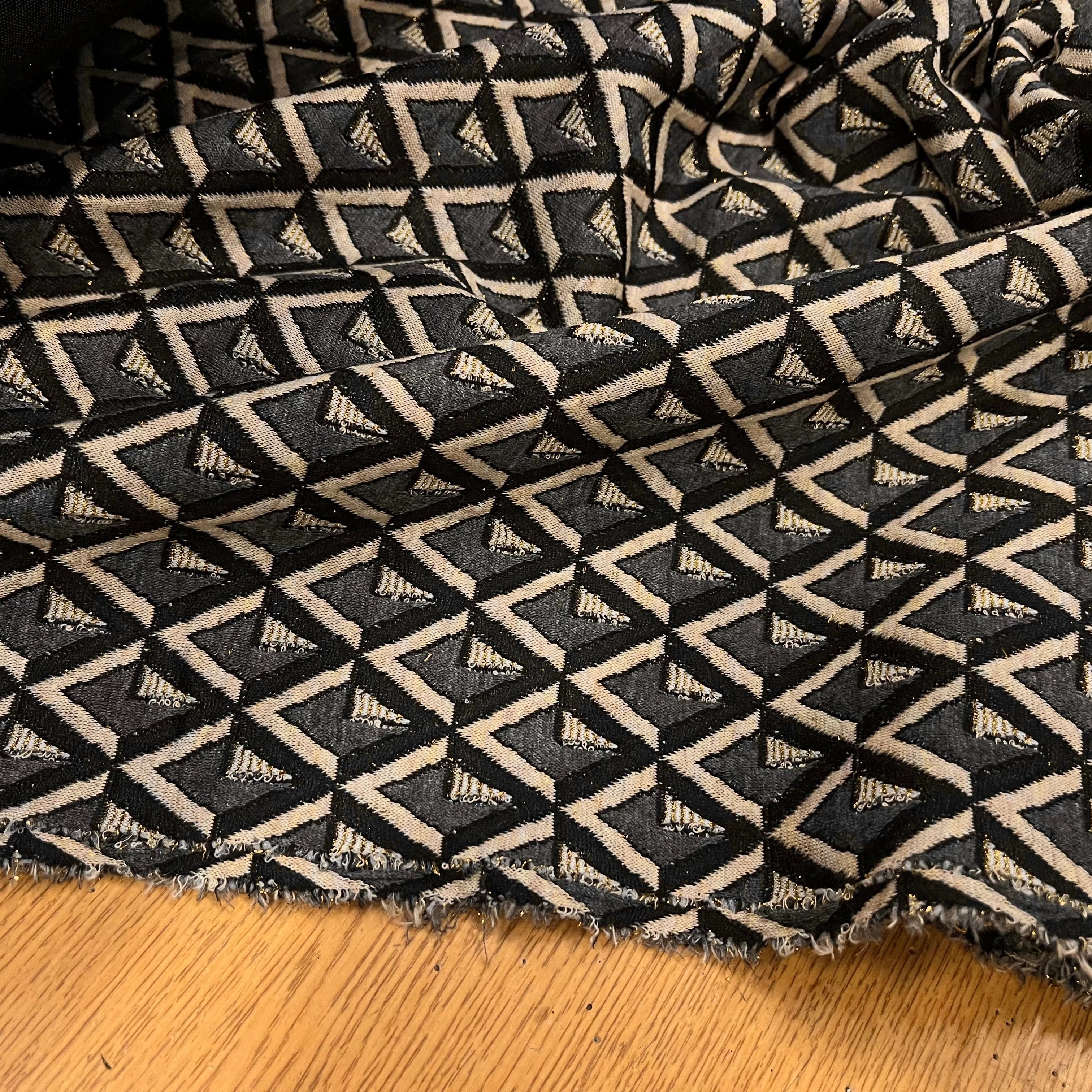 MAILLE MILANO 24% VISCOSE FIL OR MOTIF GÉOMETRIQUE - My Little Coupon