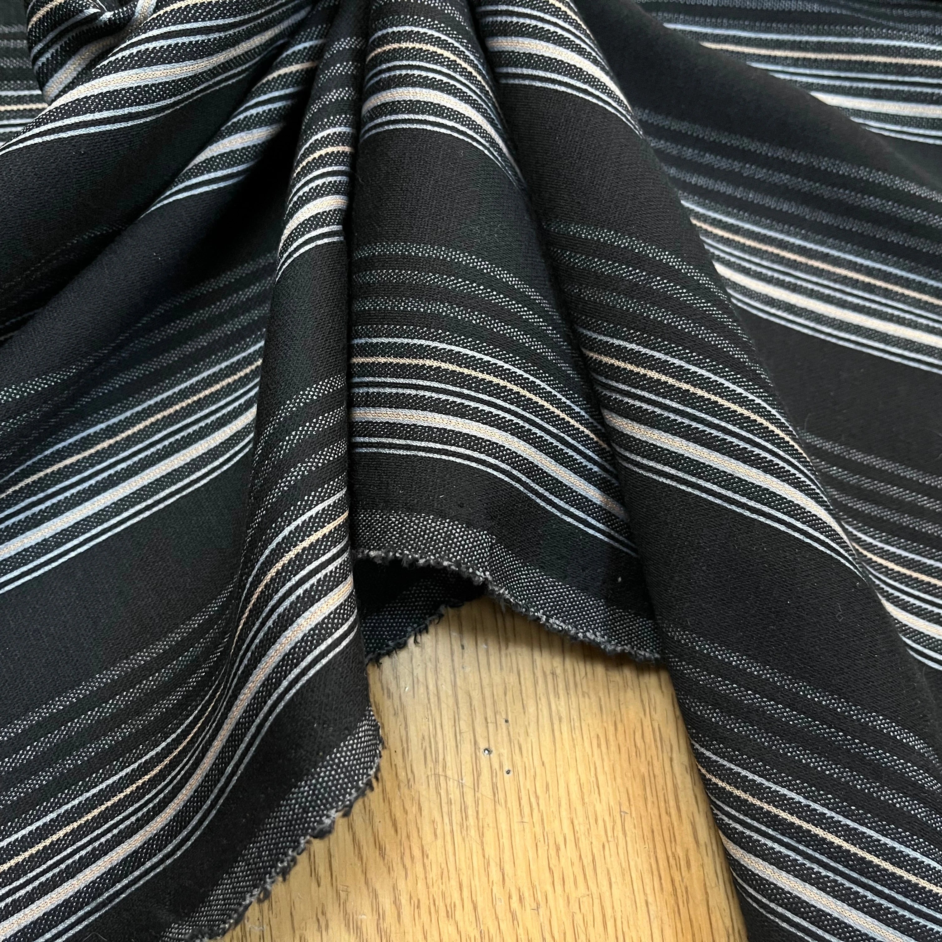 MAILLE MILANO FOND NOIR À RAYURES BEIGE&GRISE STRETCH - My Little Coupon