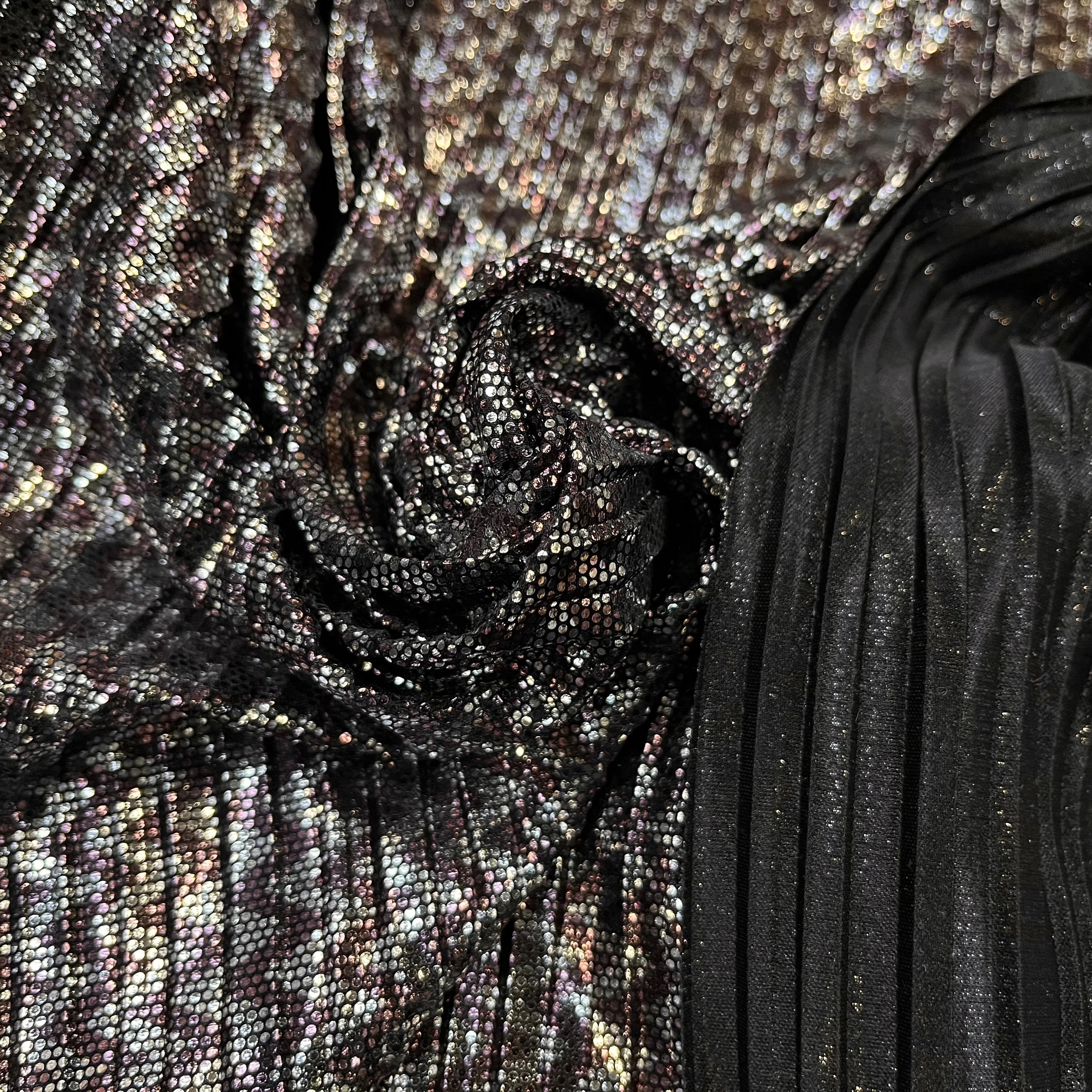 MAILLE PLISSÉ STRECH POLYESTER NOIR ET ARGENTÉ - My Little Coupon