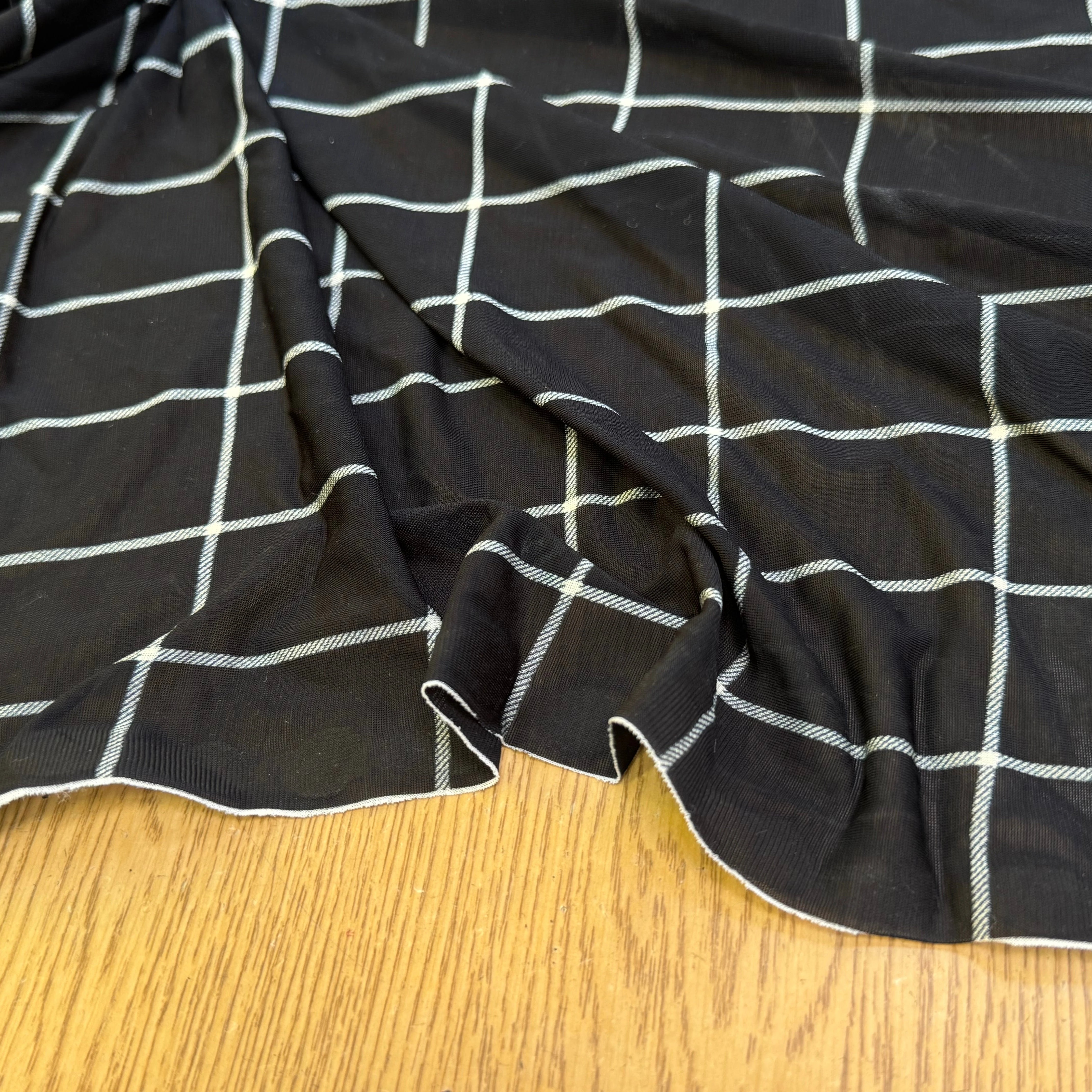 MAILLE VISCOSE FINE ET FLUIDE NOIR À CARREAUX - My Little Coupon