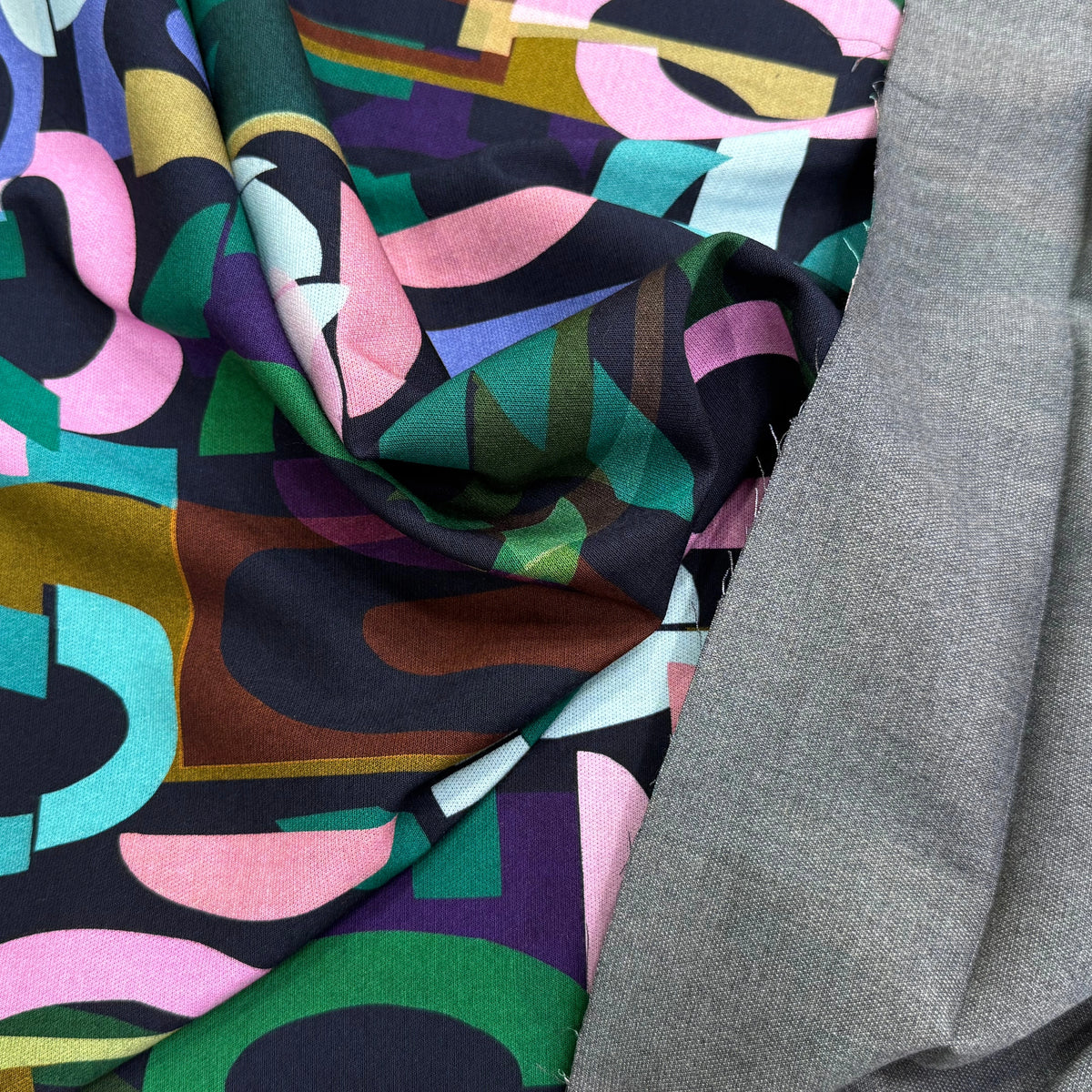 MAILLE VISCOSE STRETCH IMPRIMÉ ALPHABET MULTICOLORE - My Little Coupon