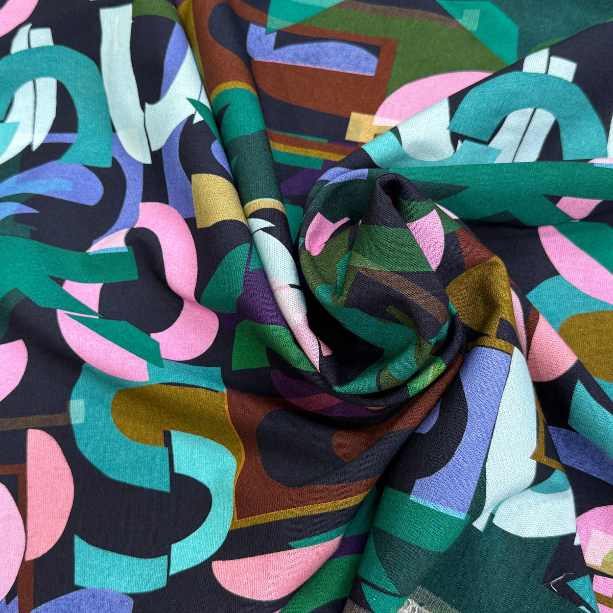 MAILLE VISCOSE STRETCH IMPRIMÉ ALPHABET MULTICOLORE - My Little Coupon