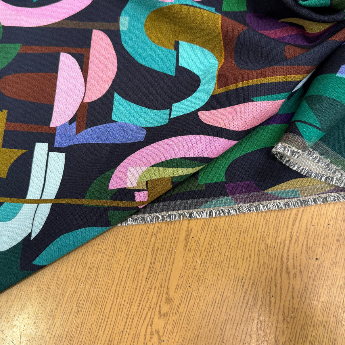 MAILLE VISCOSE STRETCH IMPRIMÉ ALPHABET MULTICOLORE - My Little Coupon