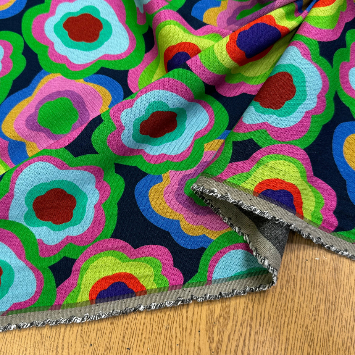 MAILLE VISCOSE STRETCH IMPRIMÉ FLEURS PSYCHÉDÉLIQUES MISTERY FLOWER POWER - My Little Coupon