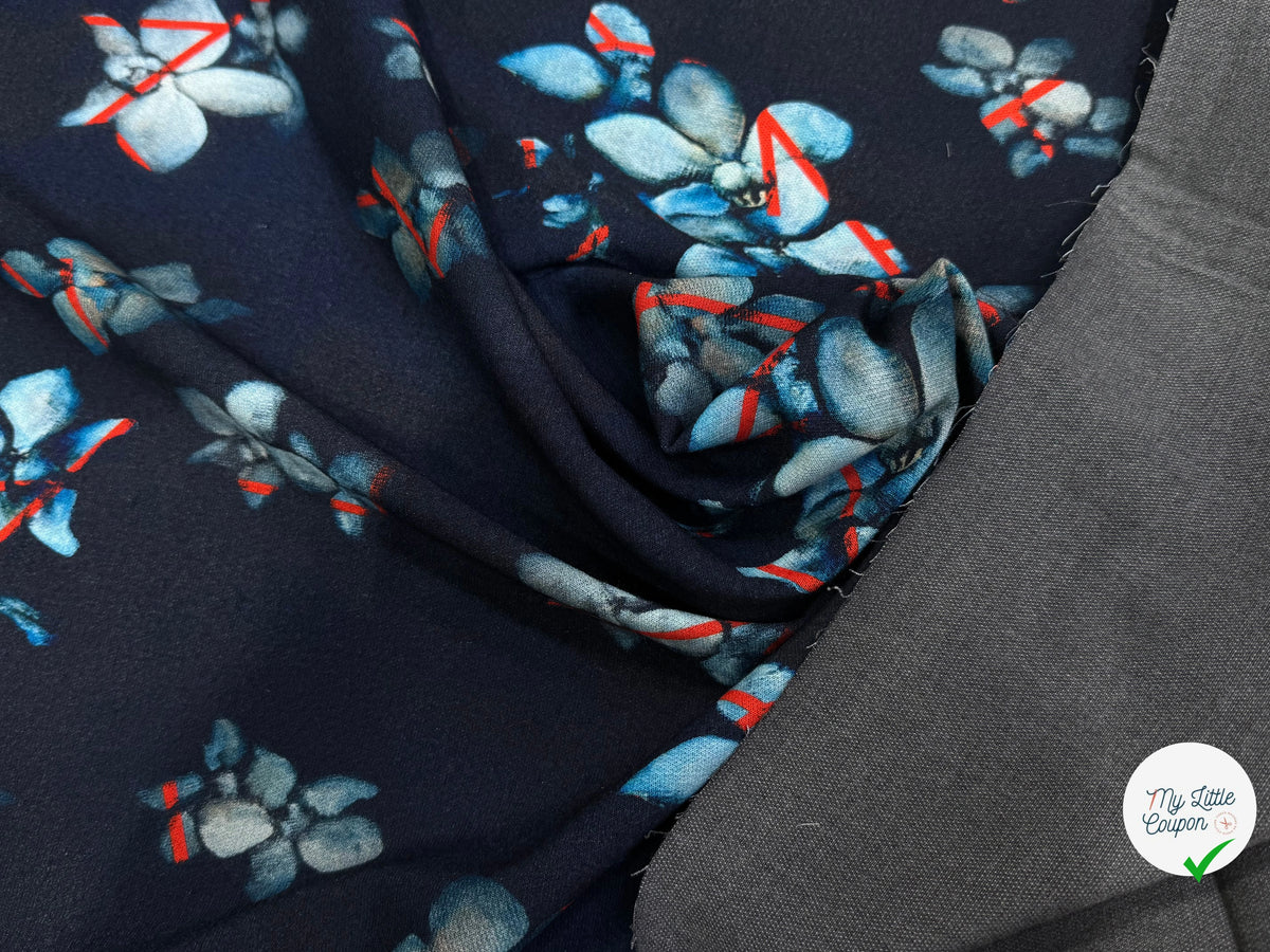 MAILLE VISCOSE STRETCH IMPRIMÉ GRANDES FLEURS BLEU CIEL FOND MARINE - My Little Coupon