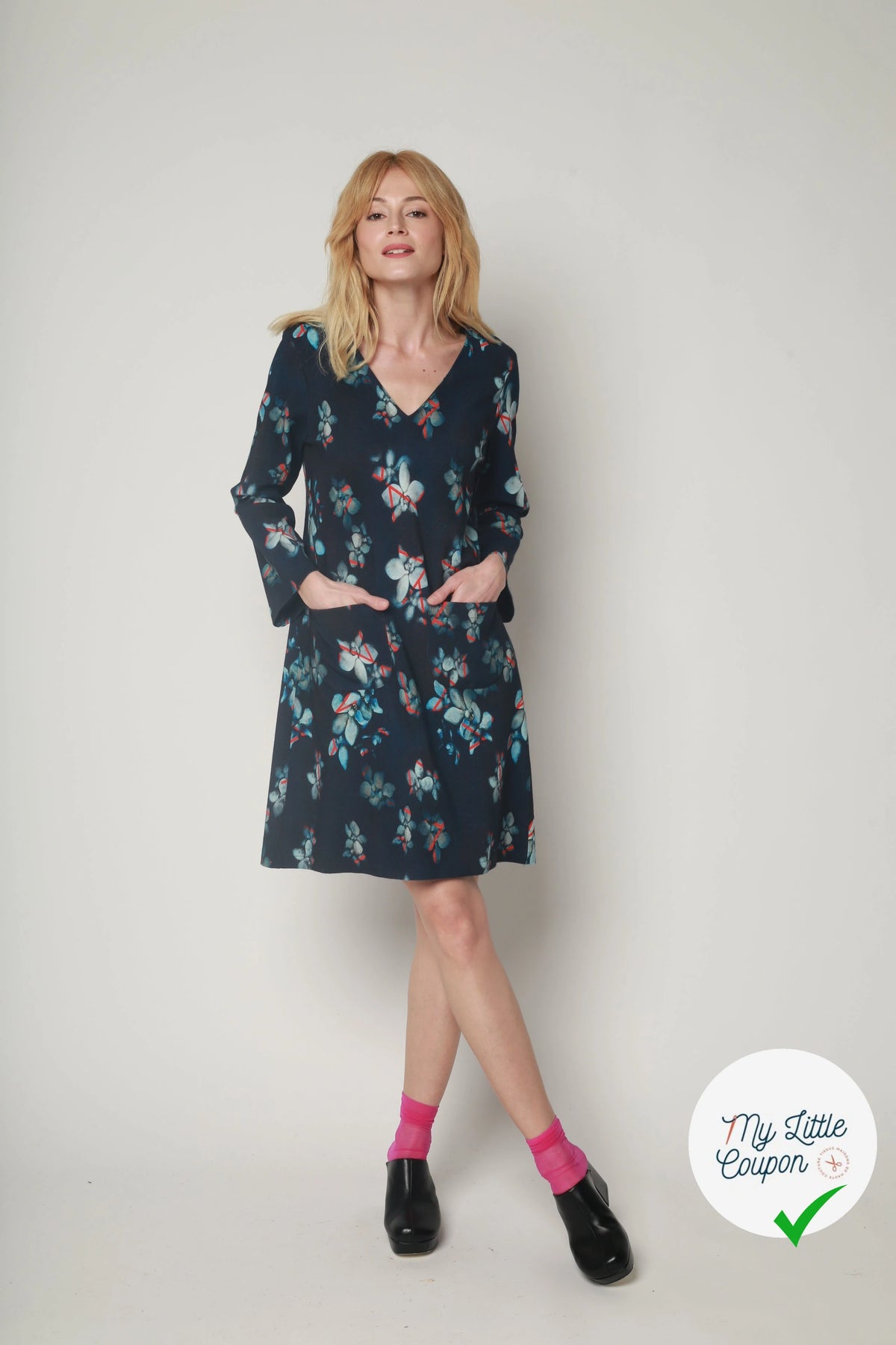 MAILLE VISCOSE STRETCH IMPRIMÉ GRANDES FLEURS BLEU CIEL FOND MARINE - My Little Coupon