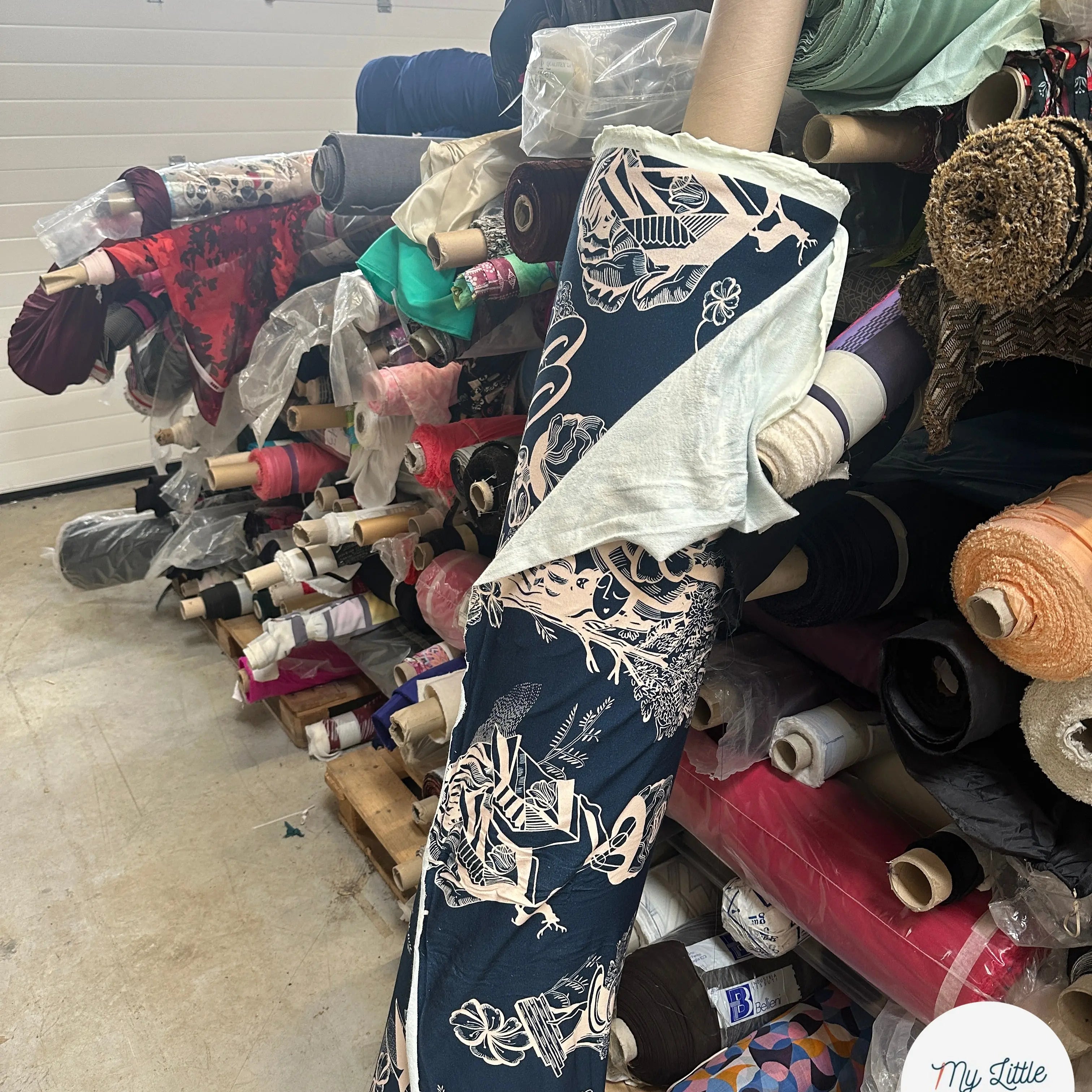 MOLLETON FOND BLEU MOTIVO ASTRATTO - My Little Coupon