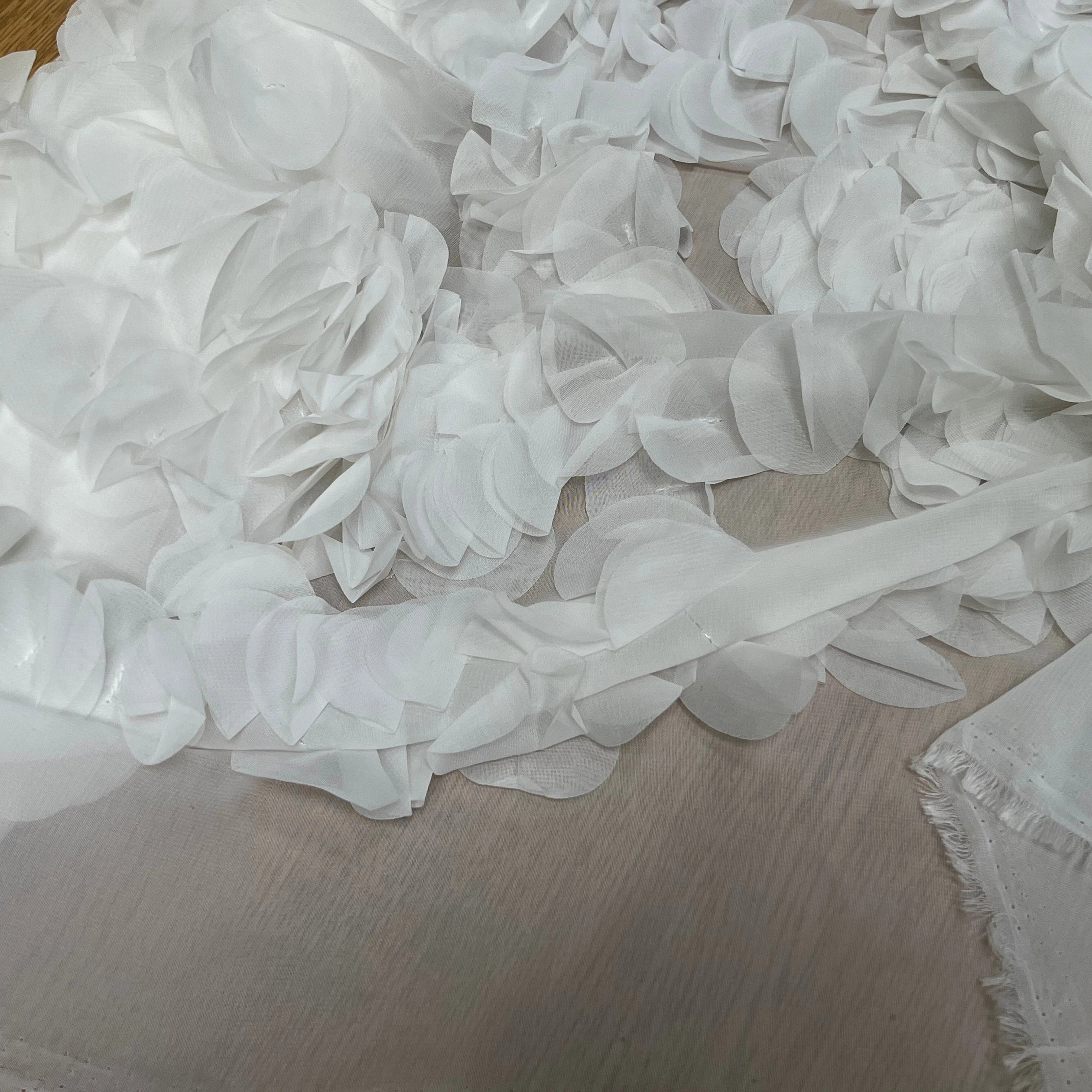 MOTIF PÉTALES COUSUES BLANC - My Little Coupon
