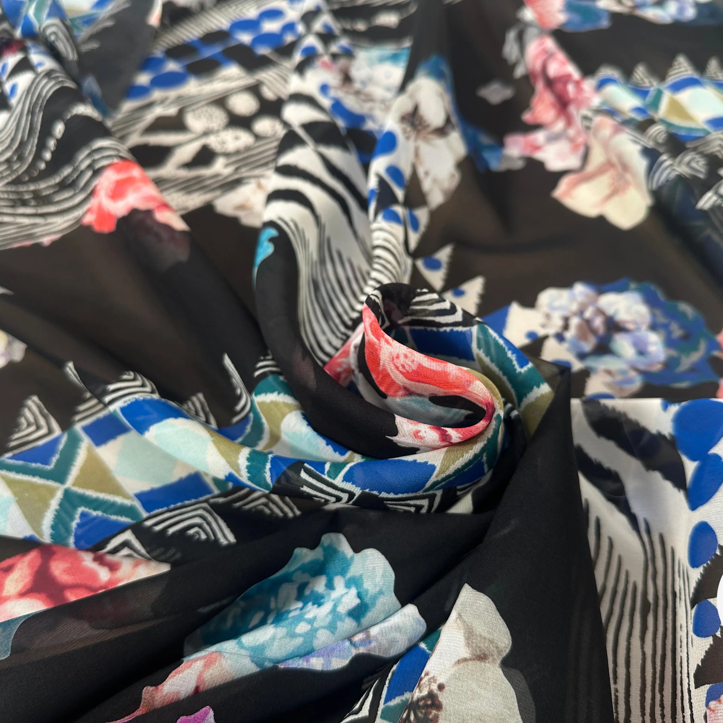 MOUSSELINE DE SOIE FIORI E GEOMETRIA SFONDO NERO - My Little Coupon