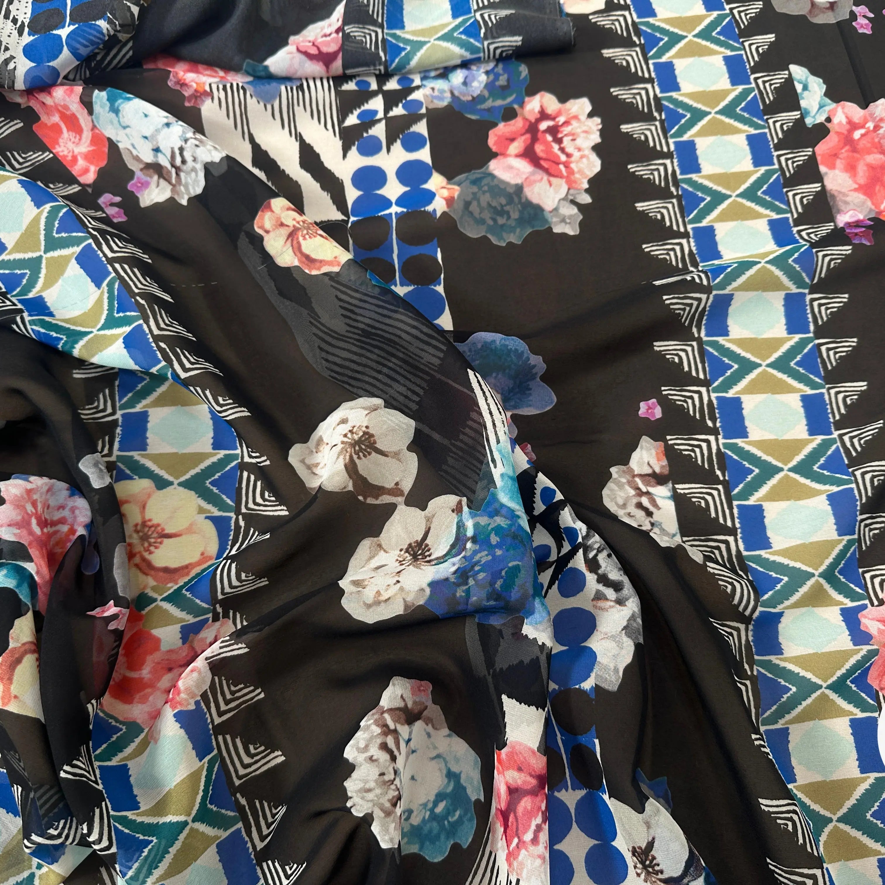 MOUSSELINE DE SOIE FIORI E GEOMETRIA SFONDO NERO - My Little Coupon