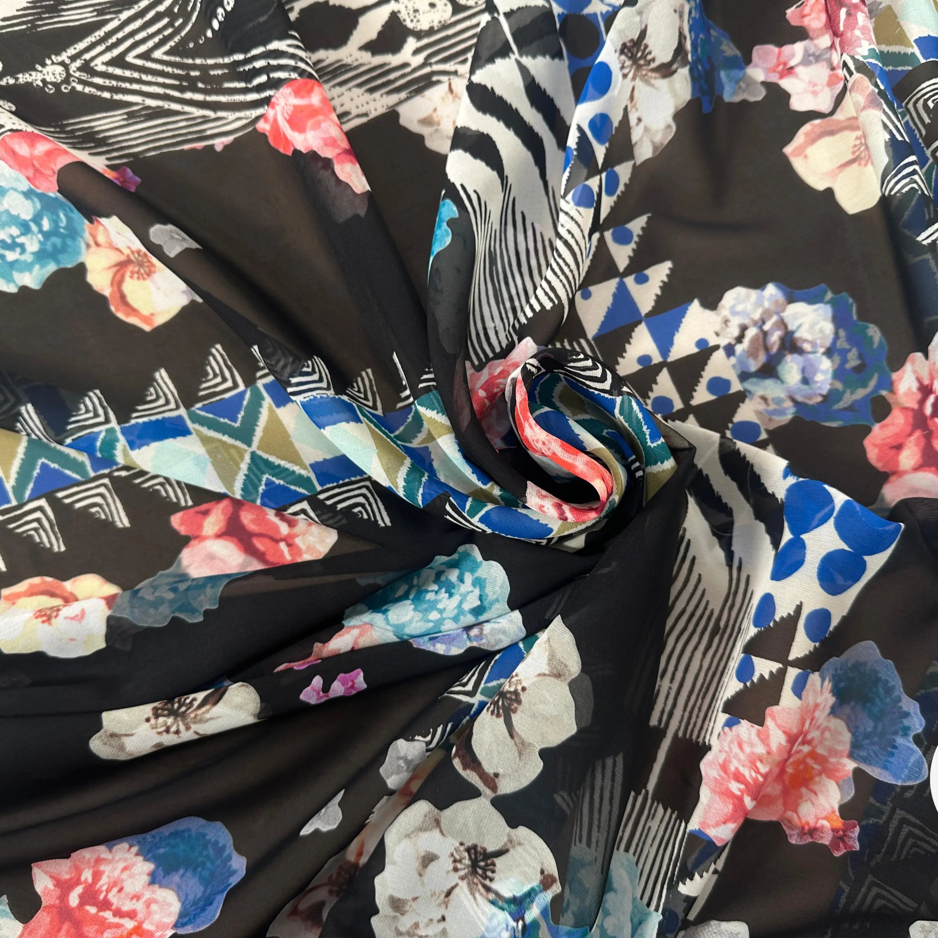 MOUSSELINE DE SOIE FIORI E GEOMETRIA SFONDO NERO - My Little Coupon