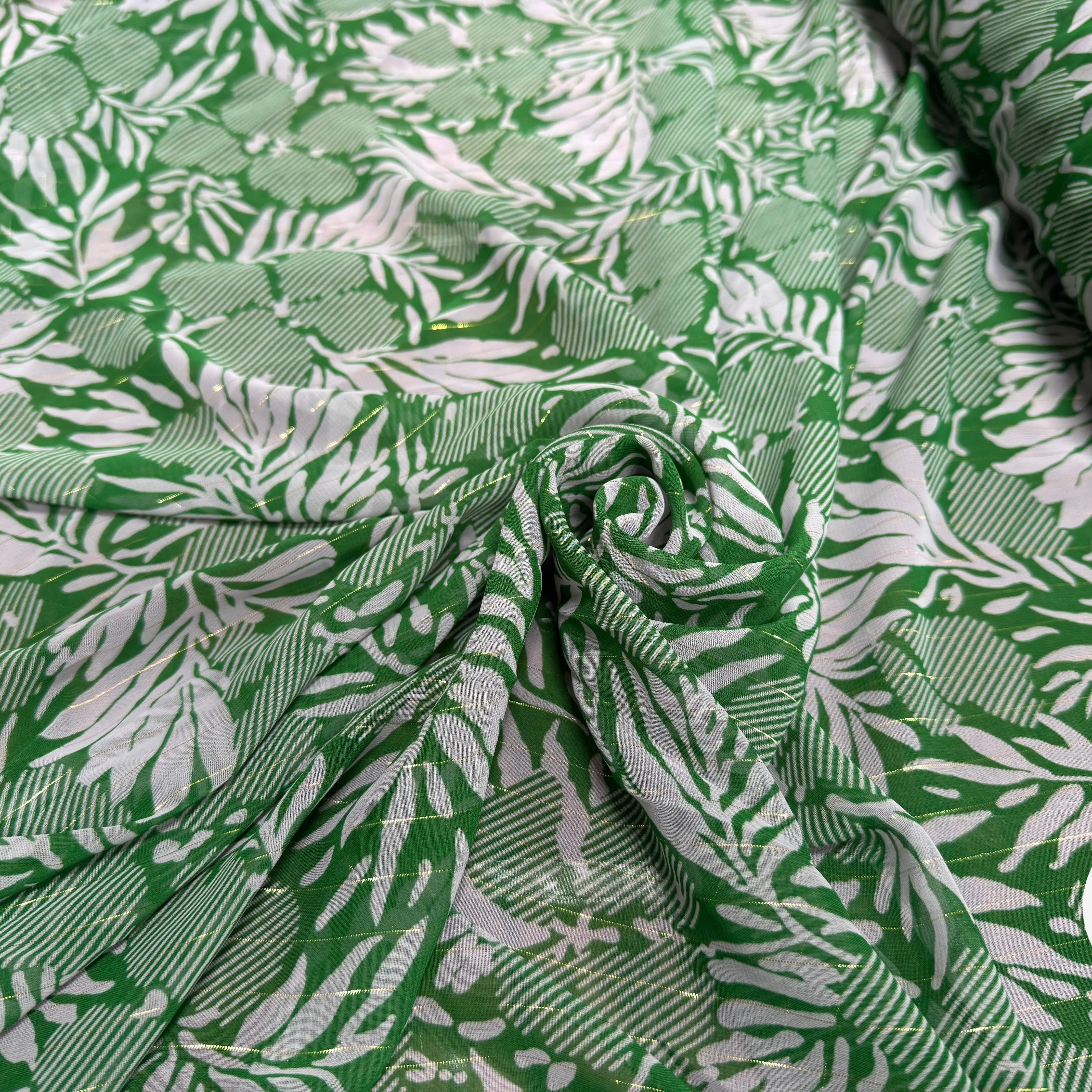 MOUSSELINE MOTIF FEUILLAGES VERT 100% POLYESTER - My Little Coupon