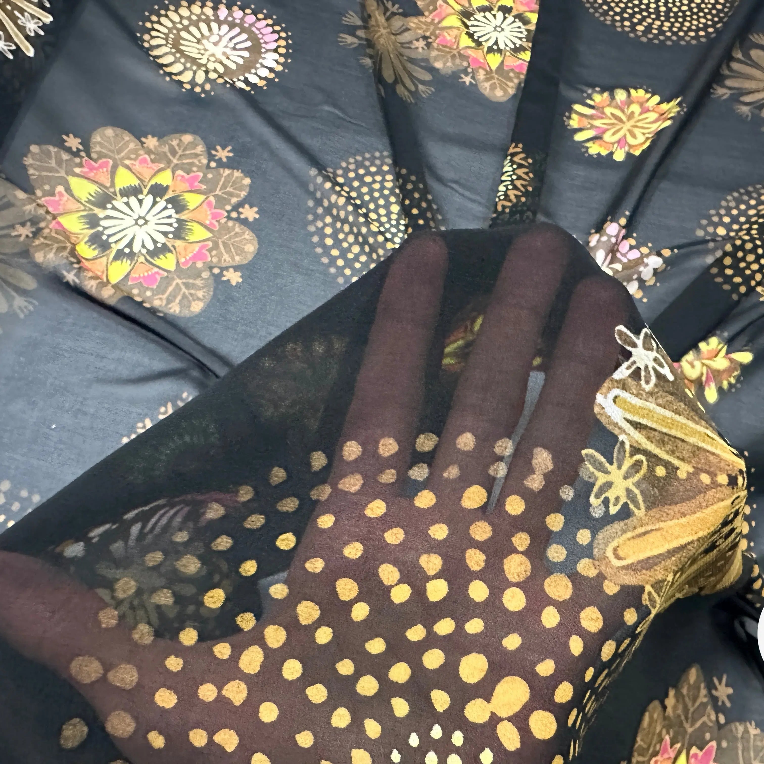 MOUSSELINE PETALES ABSTRAITES FOND NOIR - My Little Coupon