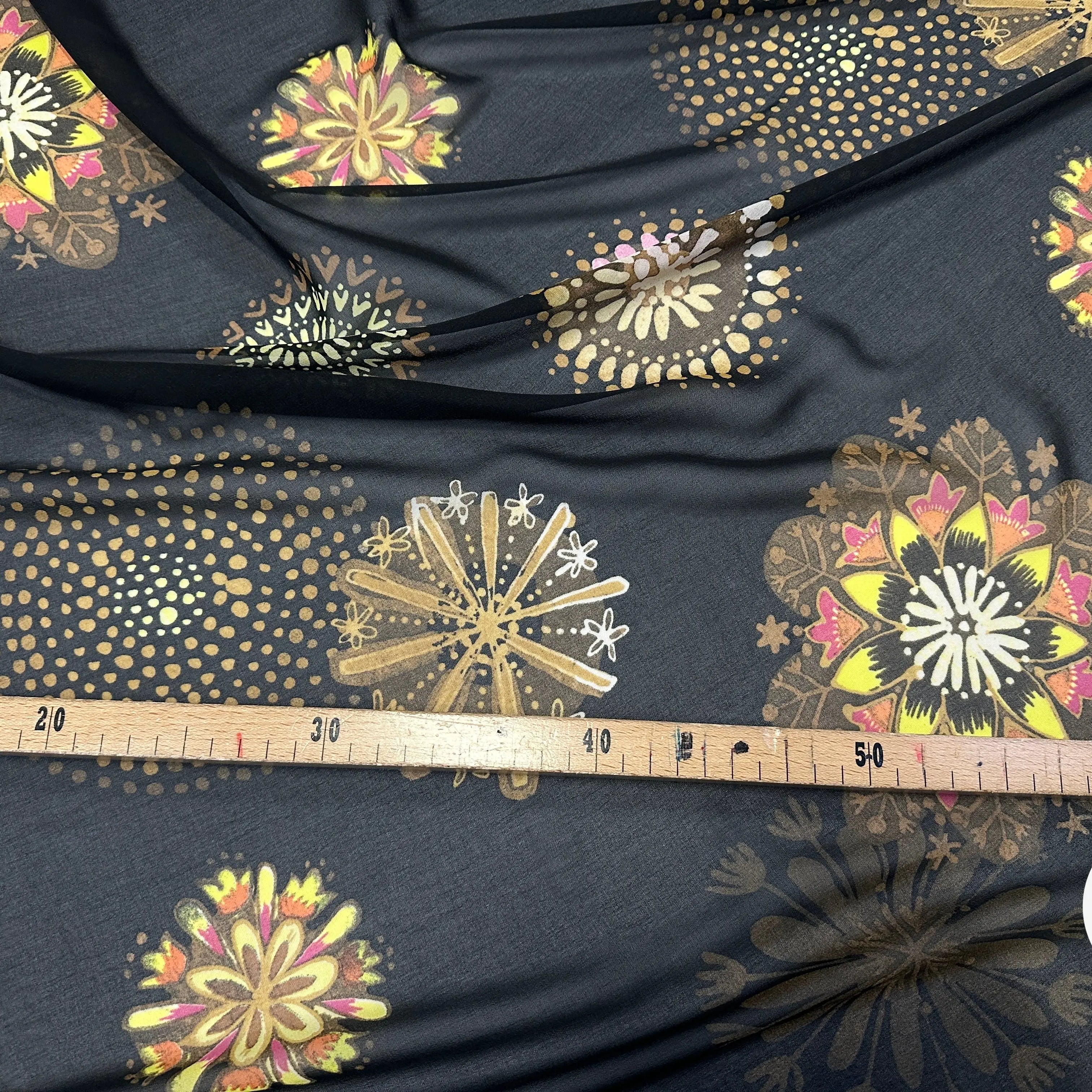 MOUSSELINE PETALES ABSTRAITES FOND NOIR - My Little Coupon