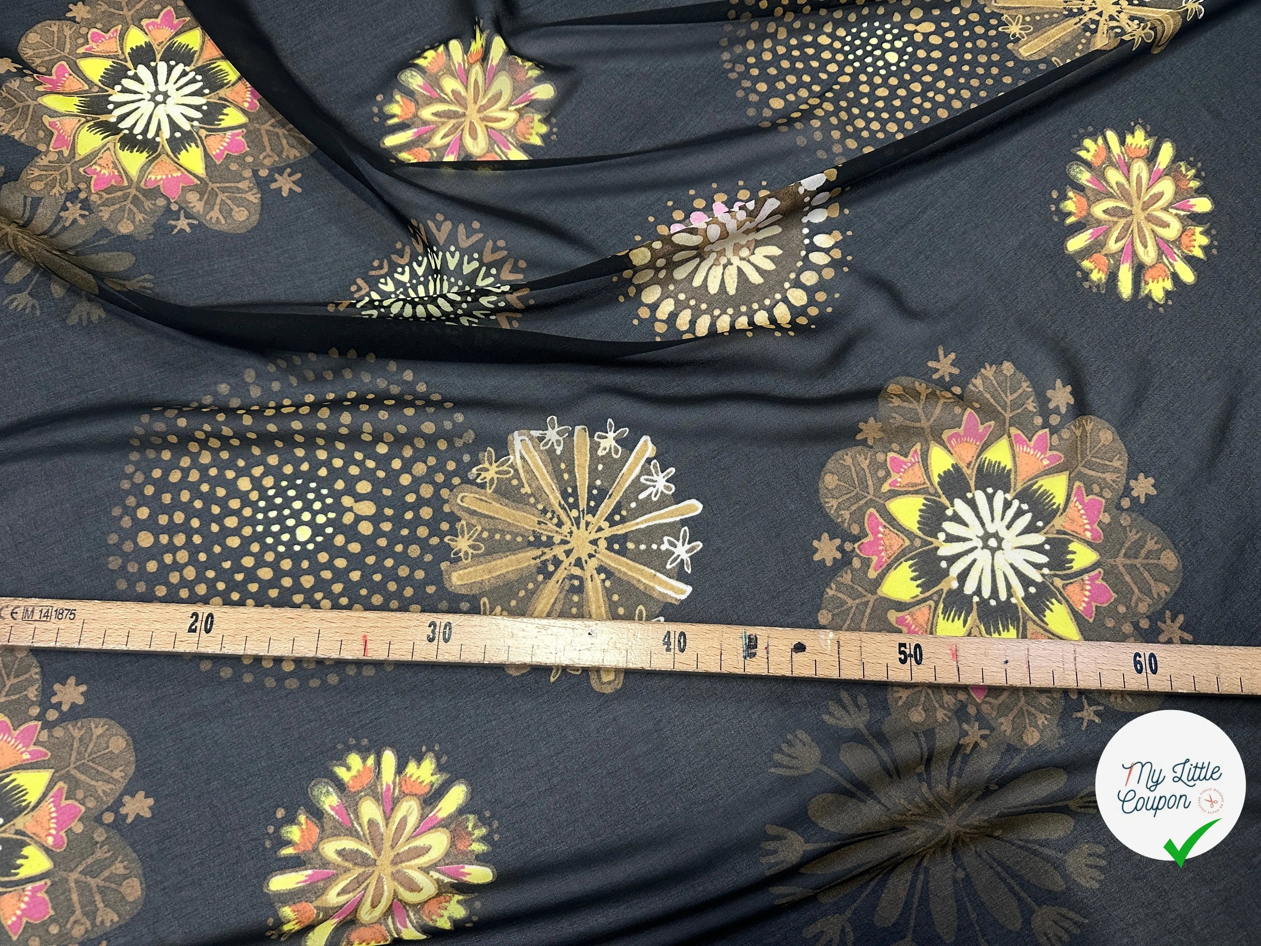 MOUSSELINE PETALES ABSTRAITES FOND NOIR - My Little Coupon