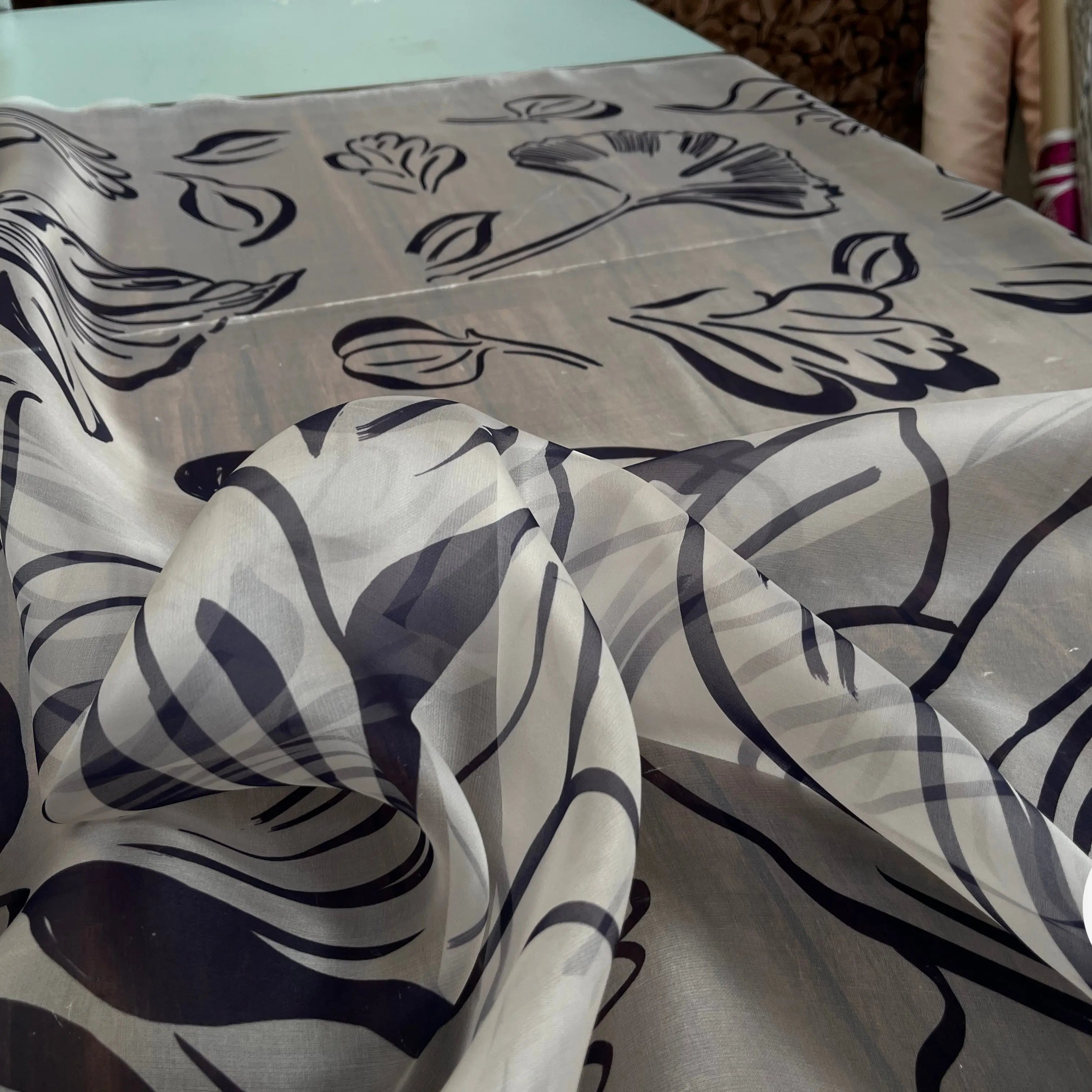 ORGANZA DE SOIE IMPRIMÉ GRAPHIQUE FONC BLANC - My Little Coupon