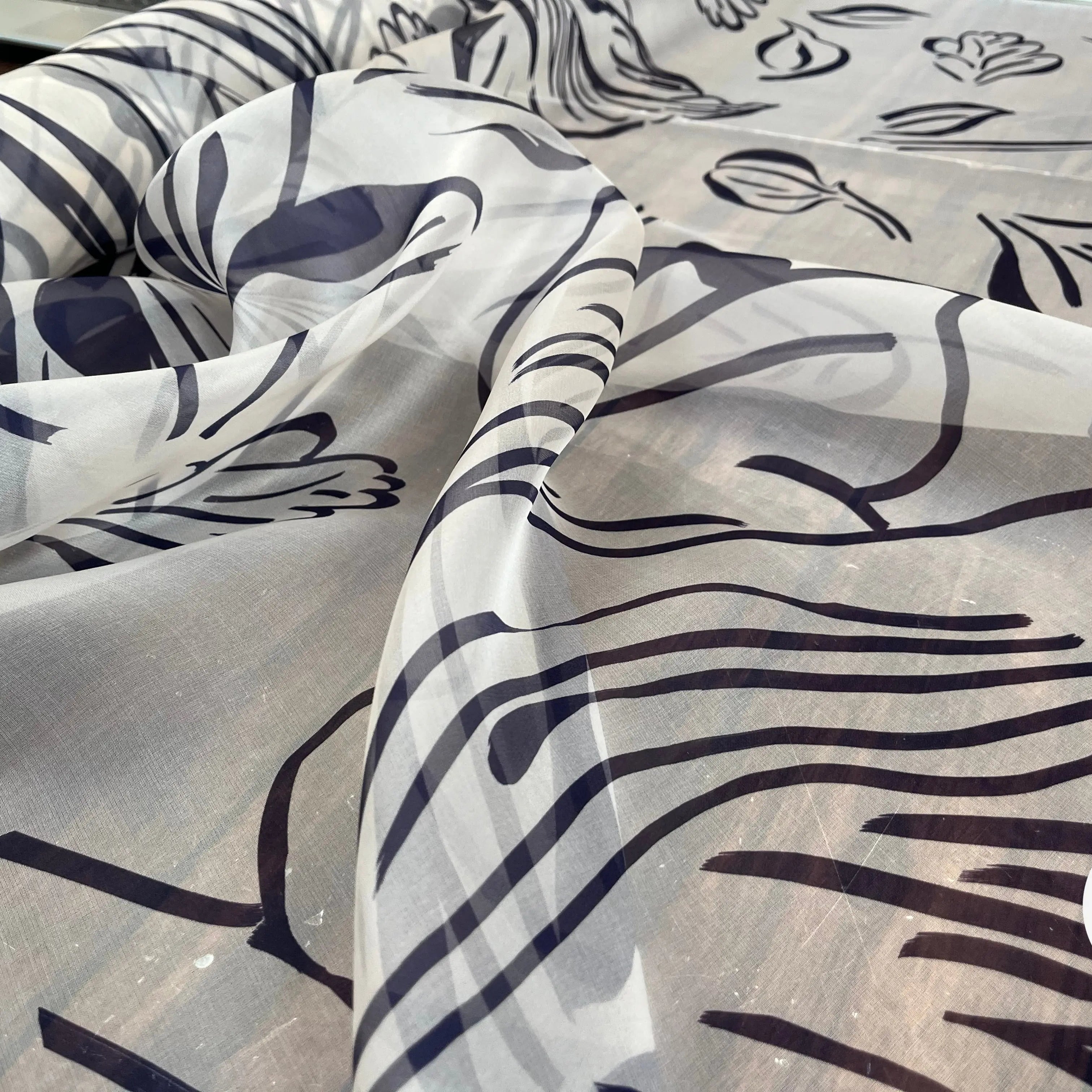 ORGANZA DE SOIE IMPRIMÉ GRAPHIQUE FONC BLANC - My Little Coupon