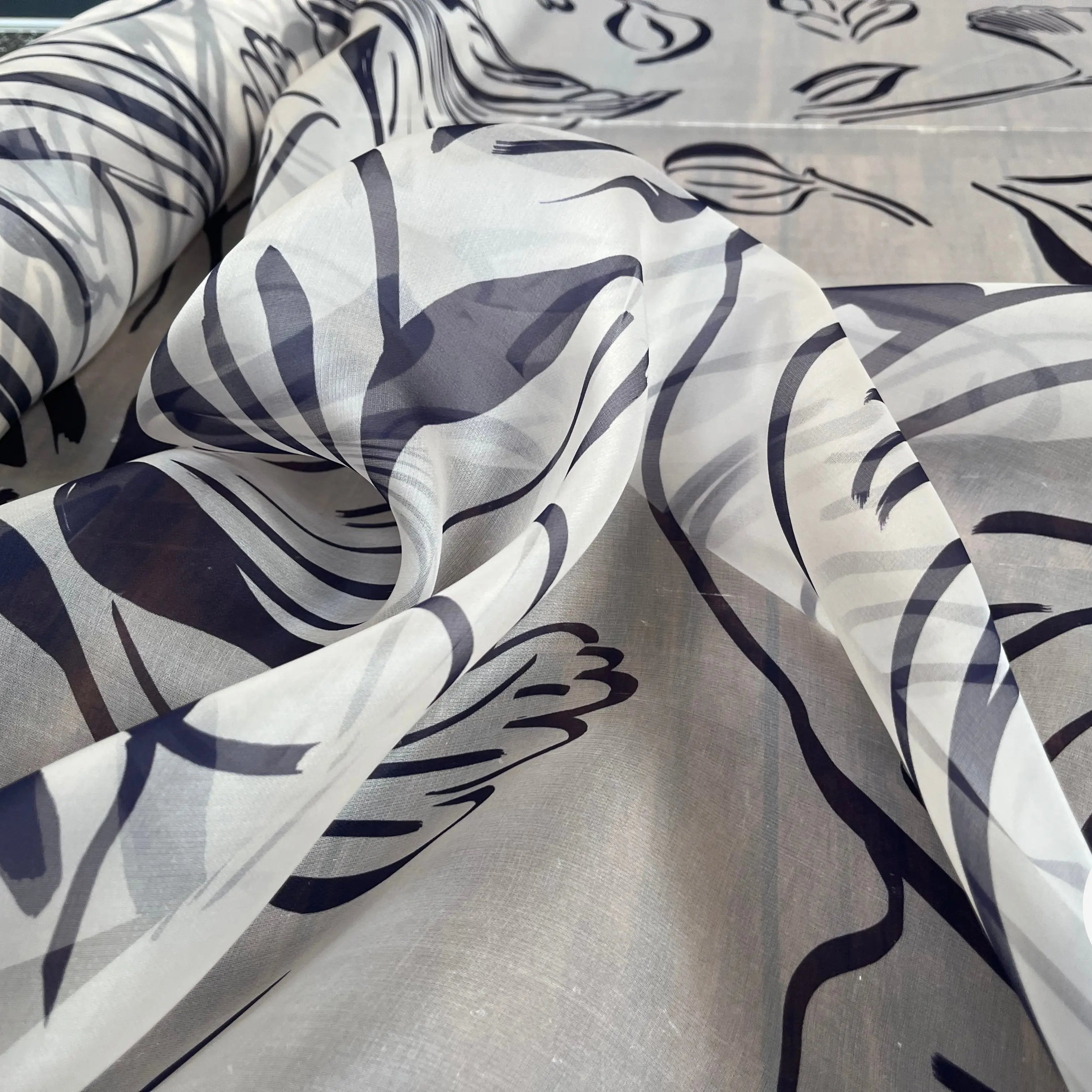 ORGANZA DE SOIE IMPRIMÉ GRAPHIQUE FONC BLANC - My Little Coupon