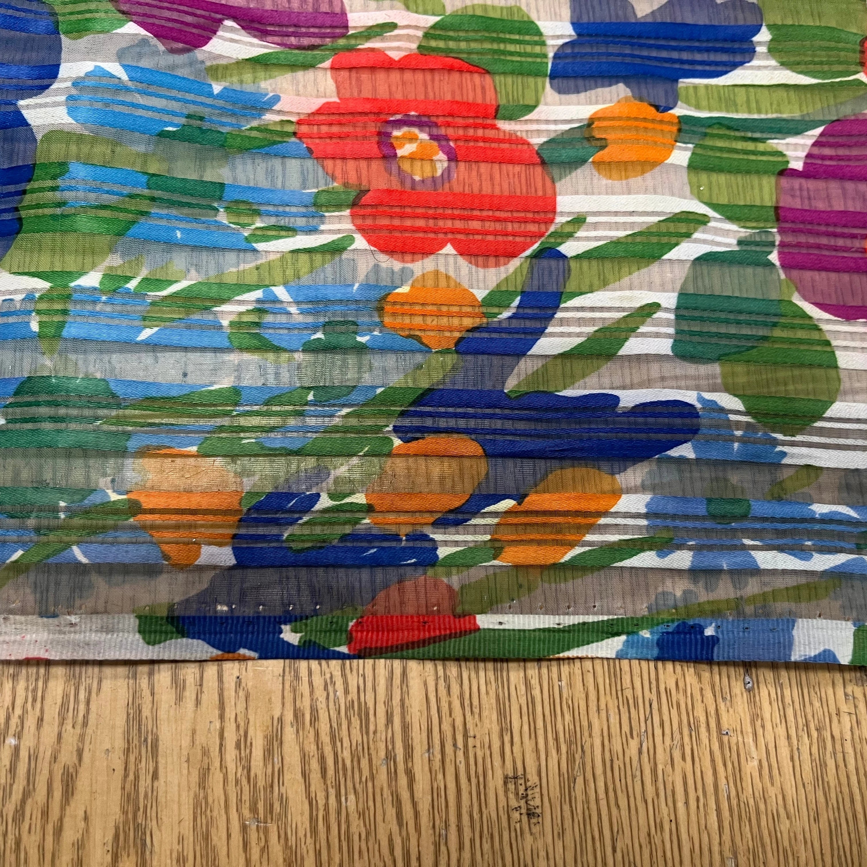 ORGANZA IMPRIMÉ FLEURS MULTICOLORES AVEC DES RAYURES TEXTURÉES - My Little Coupon