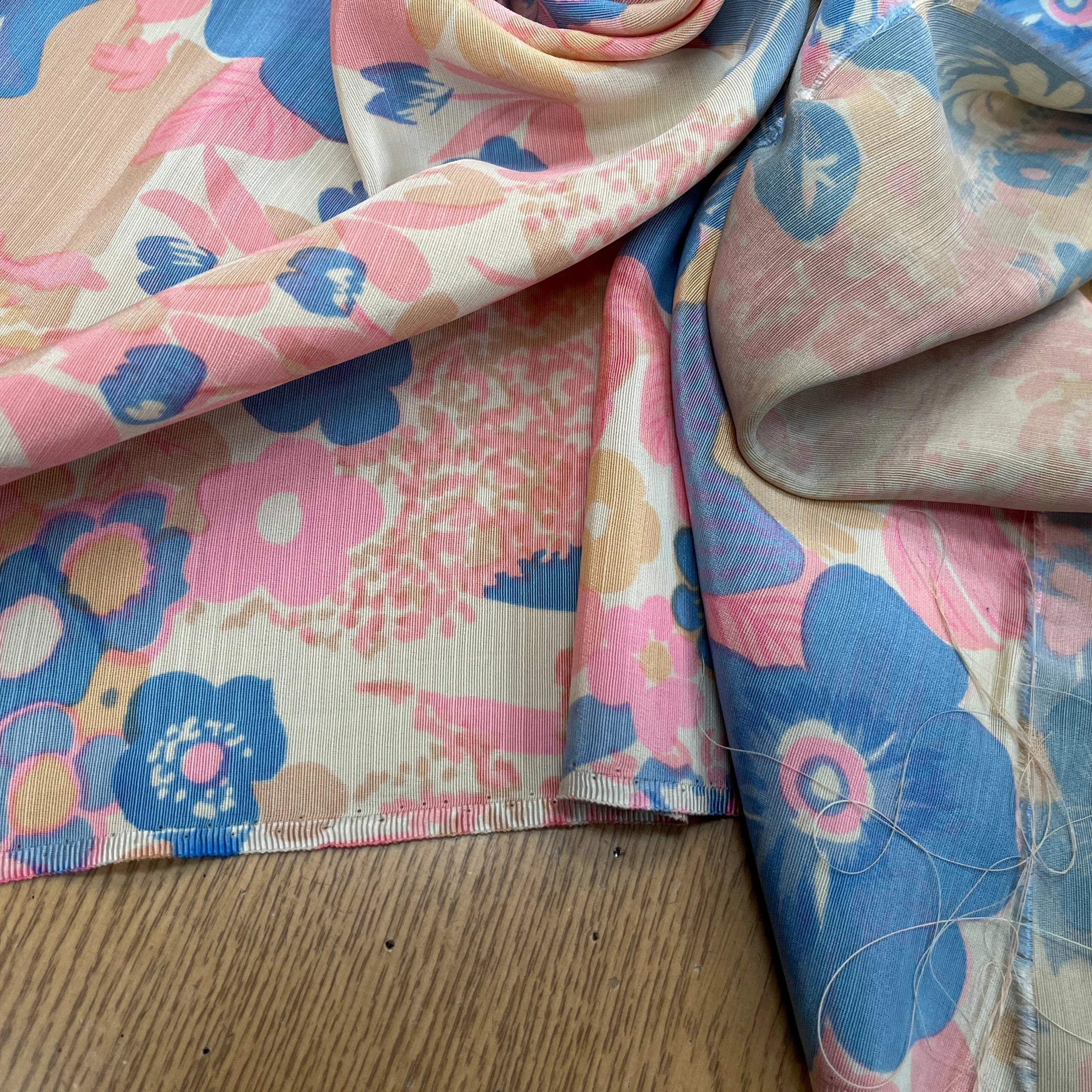 OTTOMAN LAINE VISCOSE FOND BEIGE MOTIF FLEURS ROSE BLEU 95CM - My Little Coupon