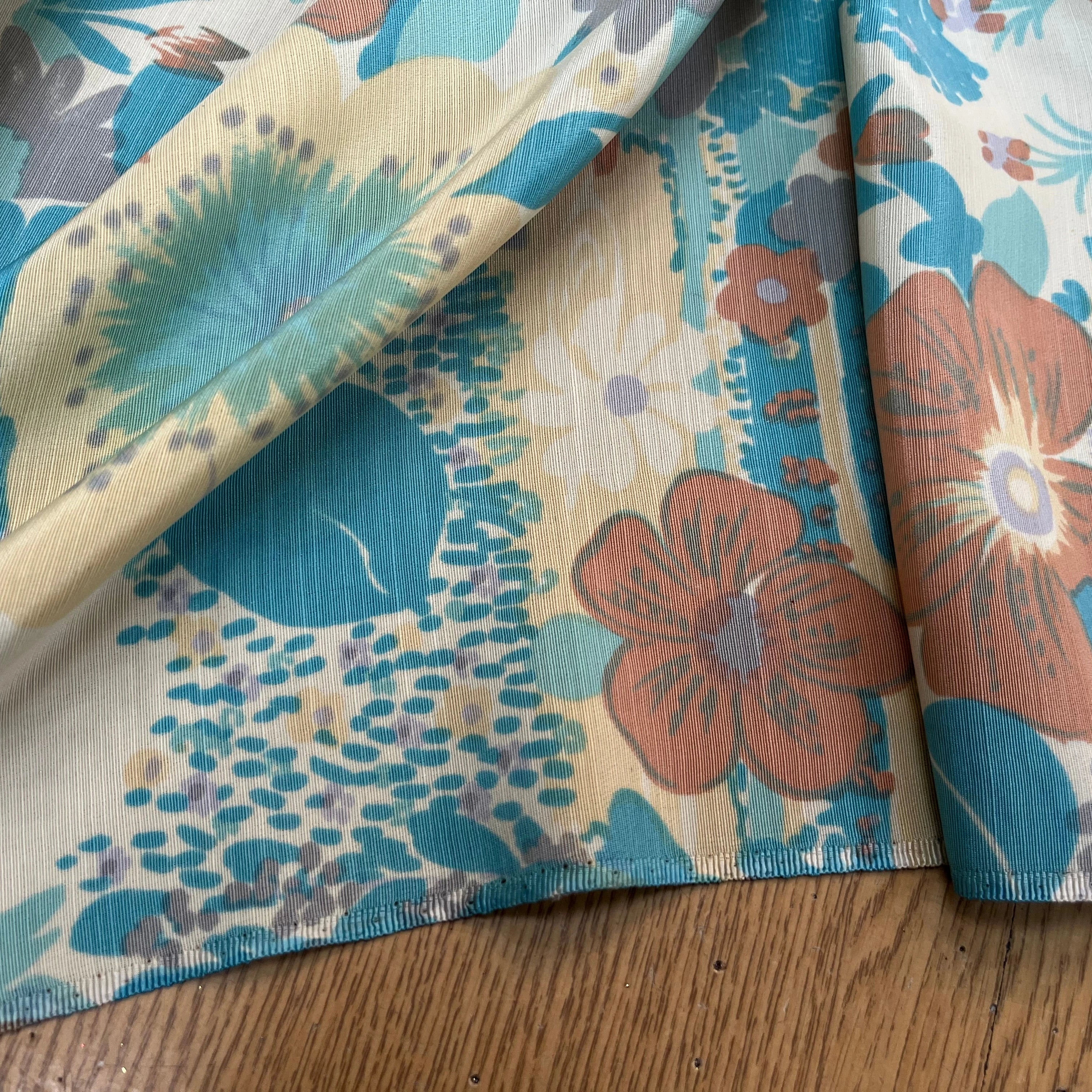 OTTOMAN LAINE VISCOSE FOND ÉCRU MOTIF FLEURS BLEU MARRON VERT 95CM - My Little Coupon