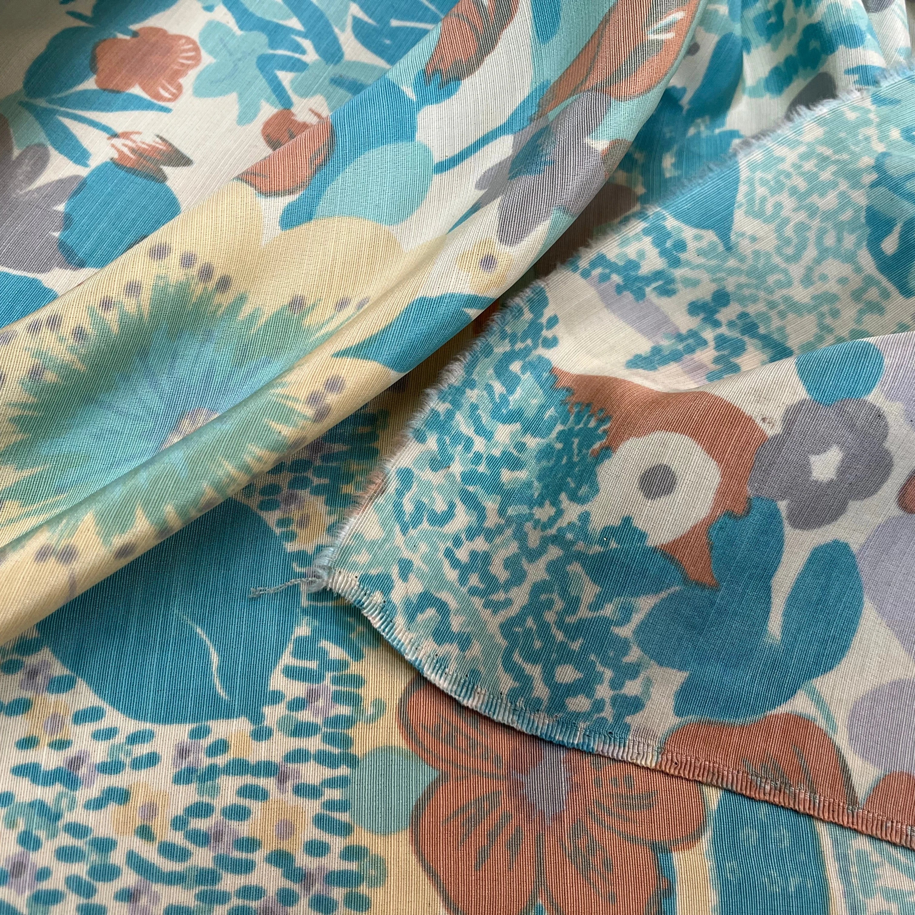 OTTOMAN LAINE VISCOSE FOND ÉCRU MOTIF FLEURS BLEU MARRON VERT 95CM - My Little Coupon