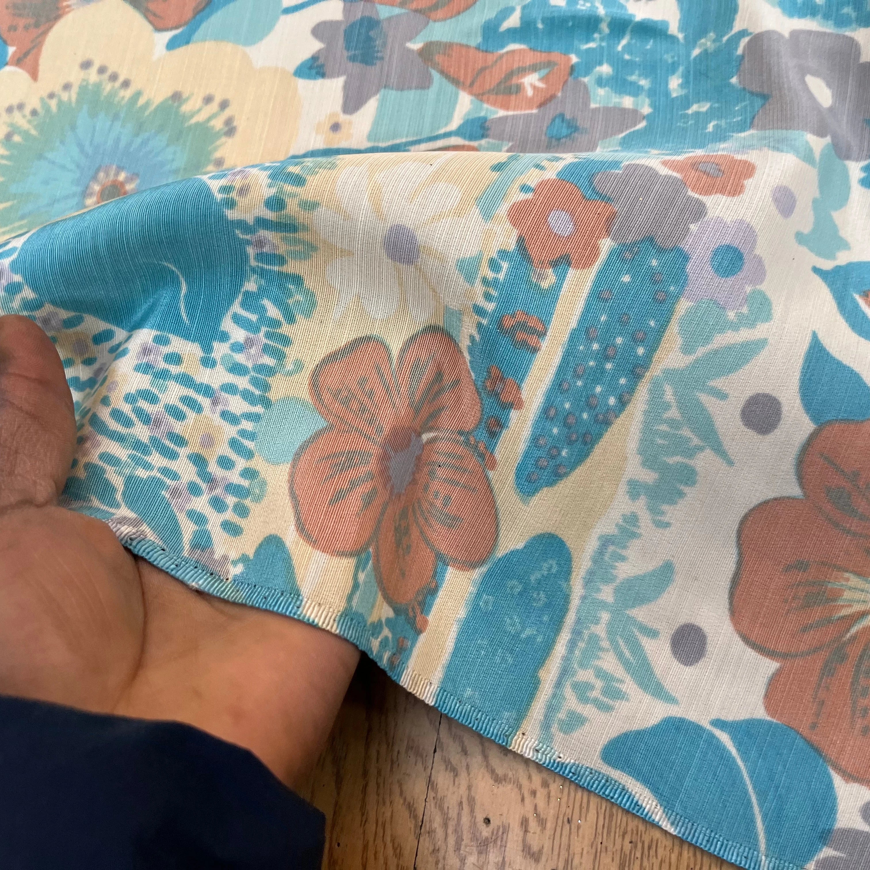 OTTOMAN LAINE VISCOSE FOND ÉCRU MOTIF FLEURS BLEU MARRON VERT 95CM - My Little Coupon