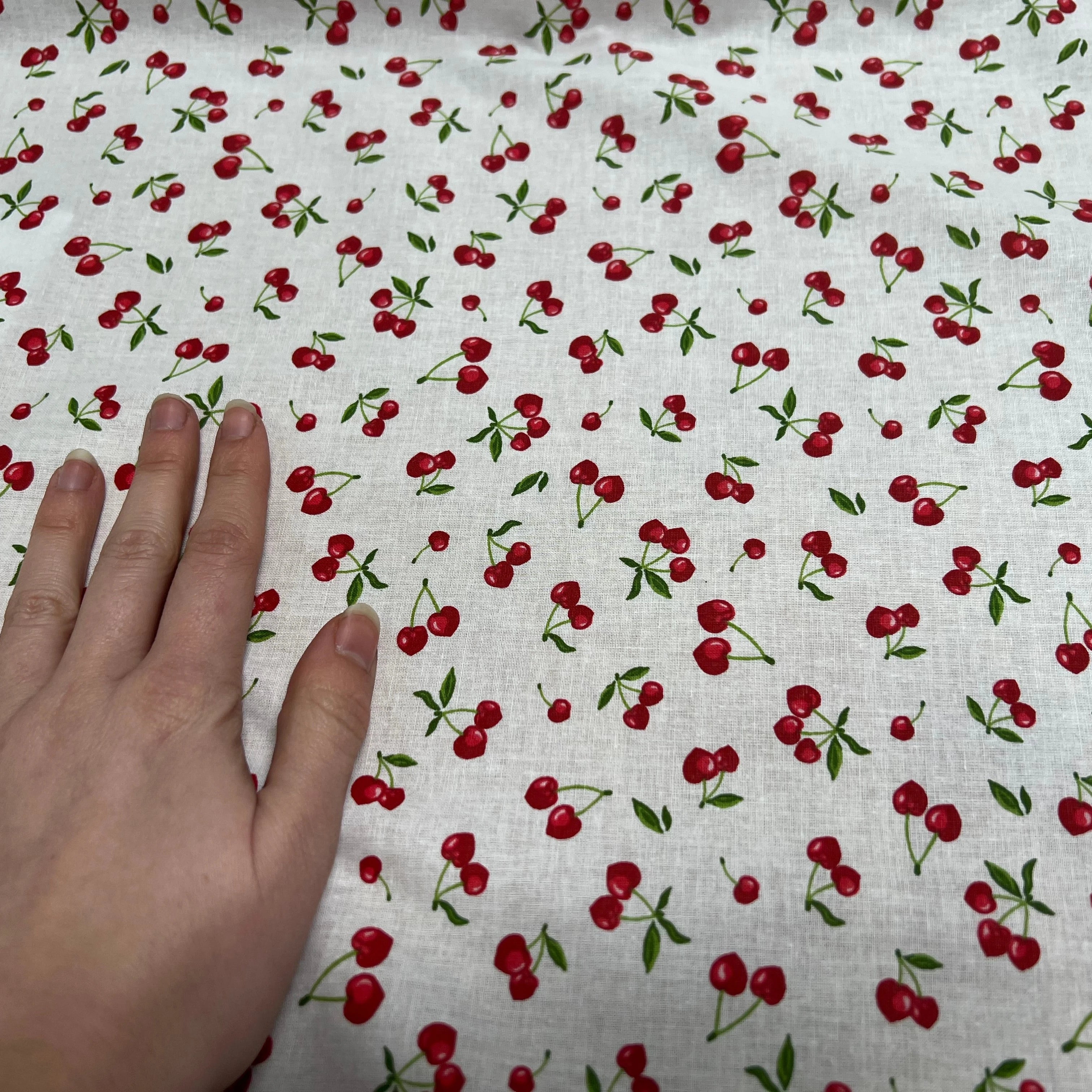 PERCALE DE COTON CERISES BLANC 150 CM - My Little Coupon
