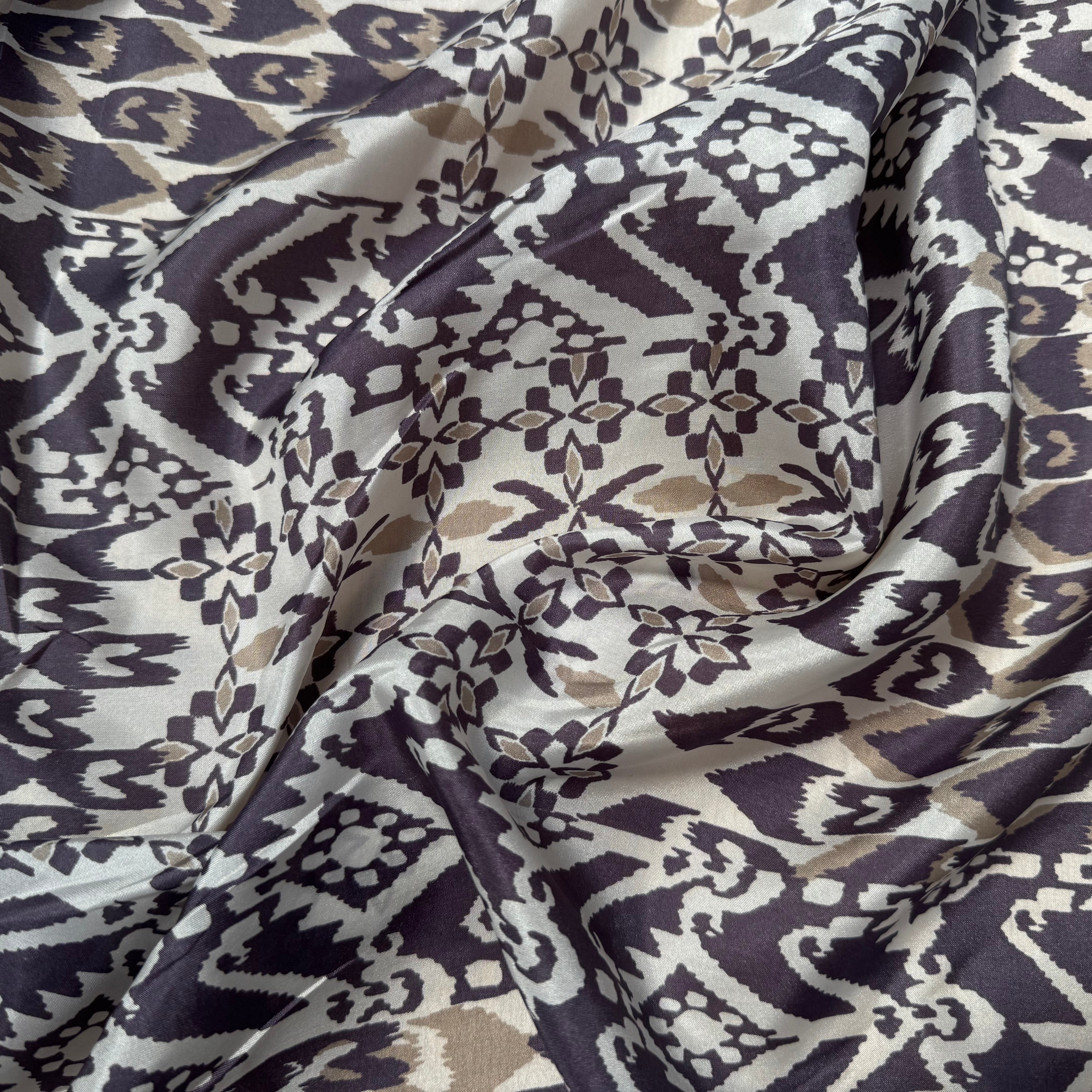 PONGÉ DE SOIE FOND BLANC MOTIFS ABSTRAIT VIOLET - My Little Coupon