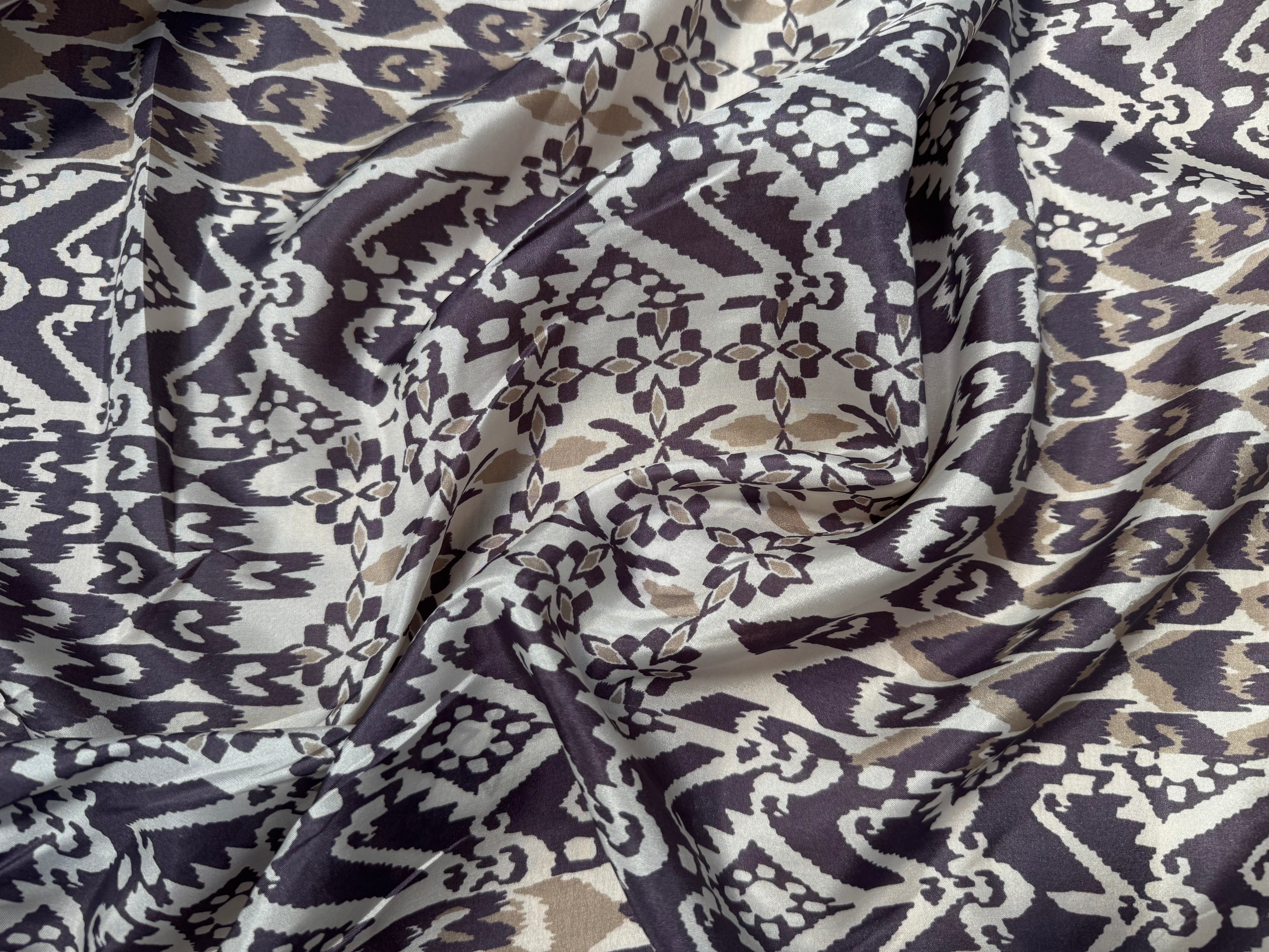 PONGÉ DE SOIE FOND BLANC MOTIFS ABSTRAIT VIOLET - My Little Coupon