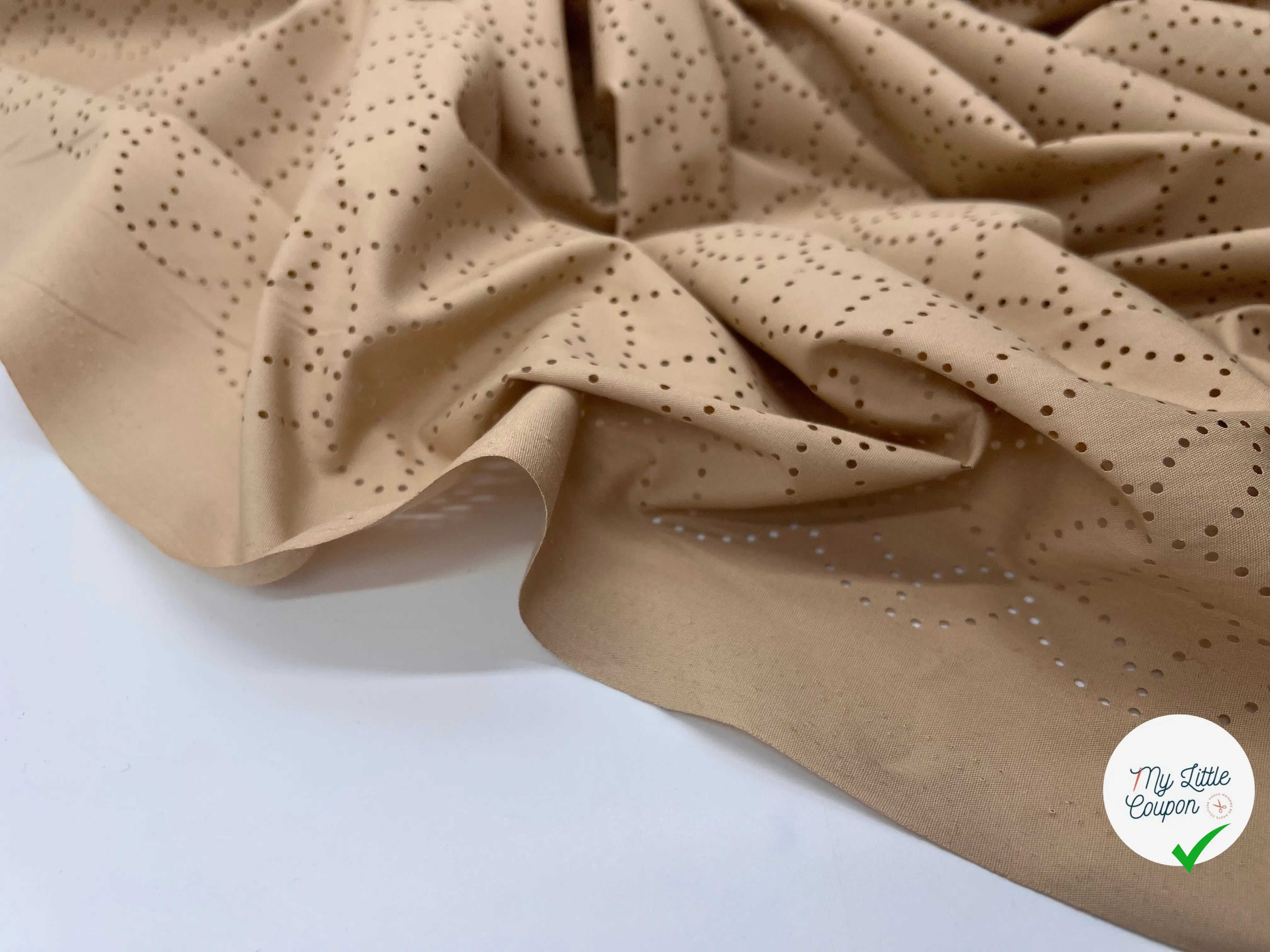 POPELINE BRODÉE DE ROSACE FOND SABLE - My Little Coupon - tissu - coudre