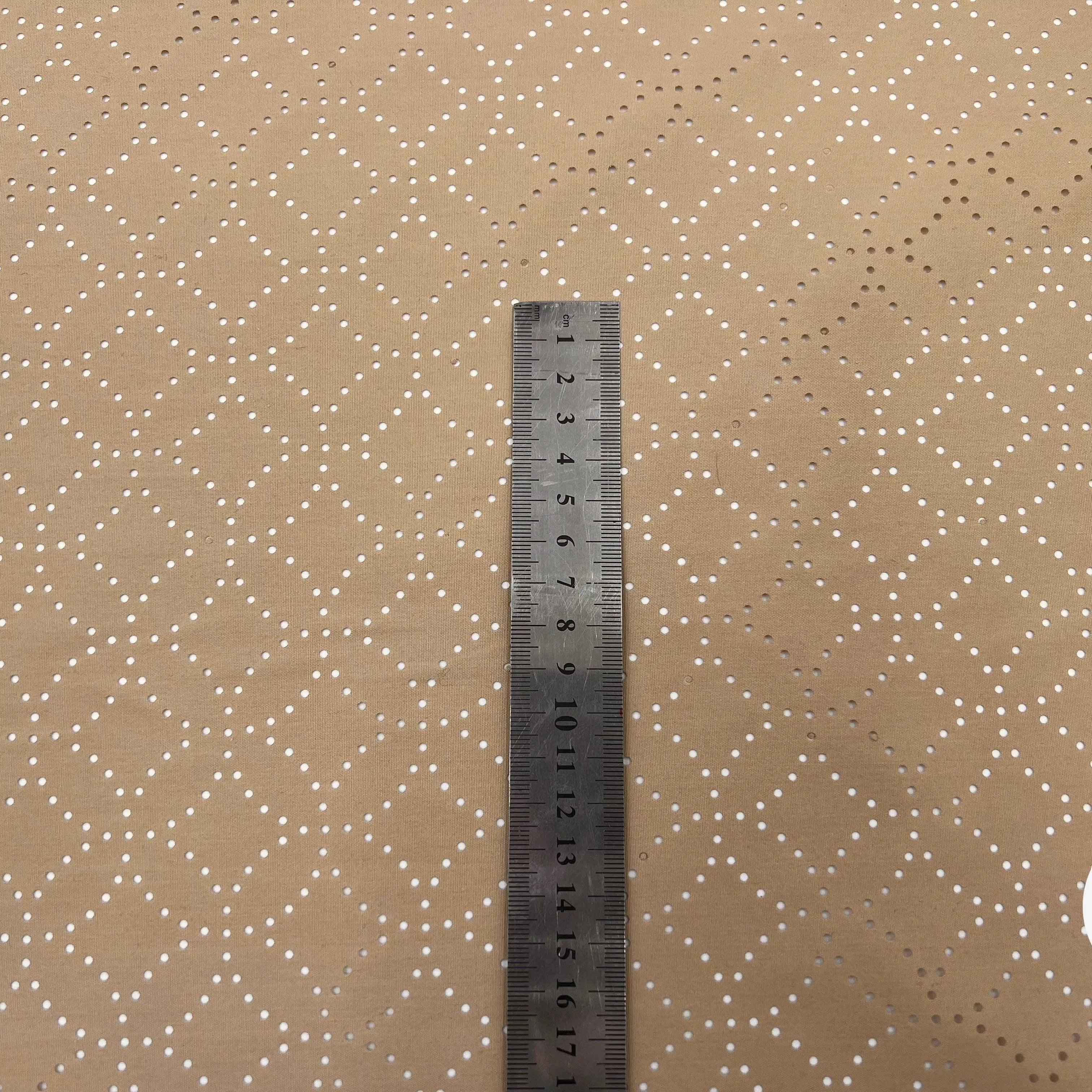 POPELINE BRODÉE DE ROSACE FOND SABLE - My Little Coupon - tissu - coudre