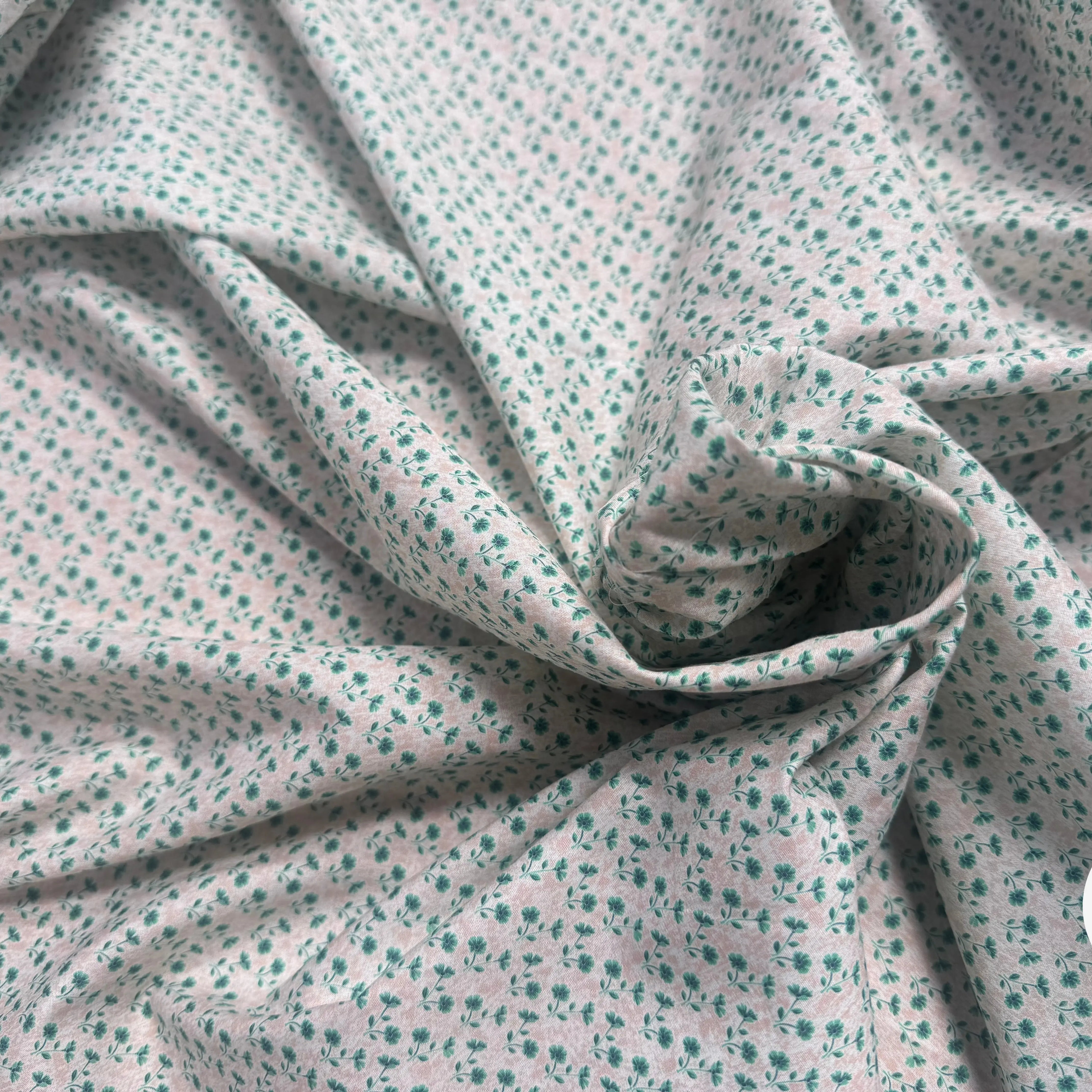POPELINE COTON PETITES FLEURS VERTES FOND ROSE PÊCHE - My Little Coupon