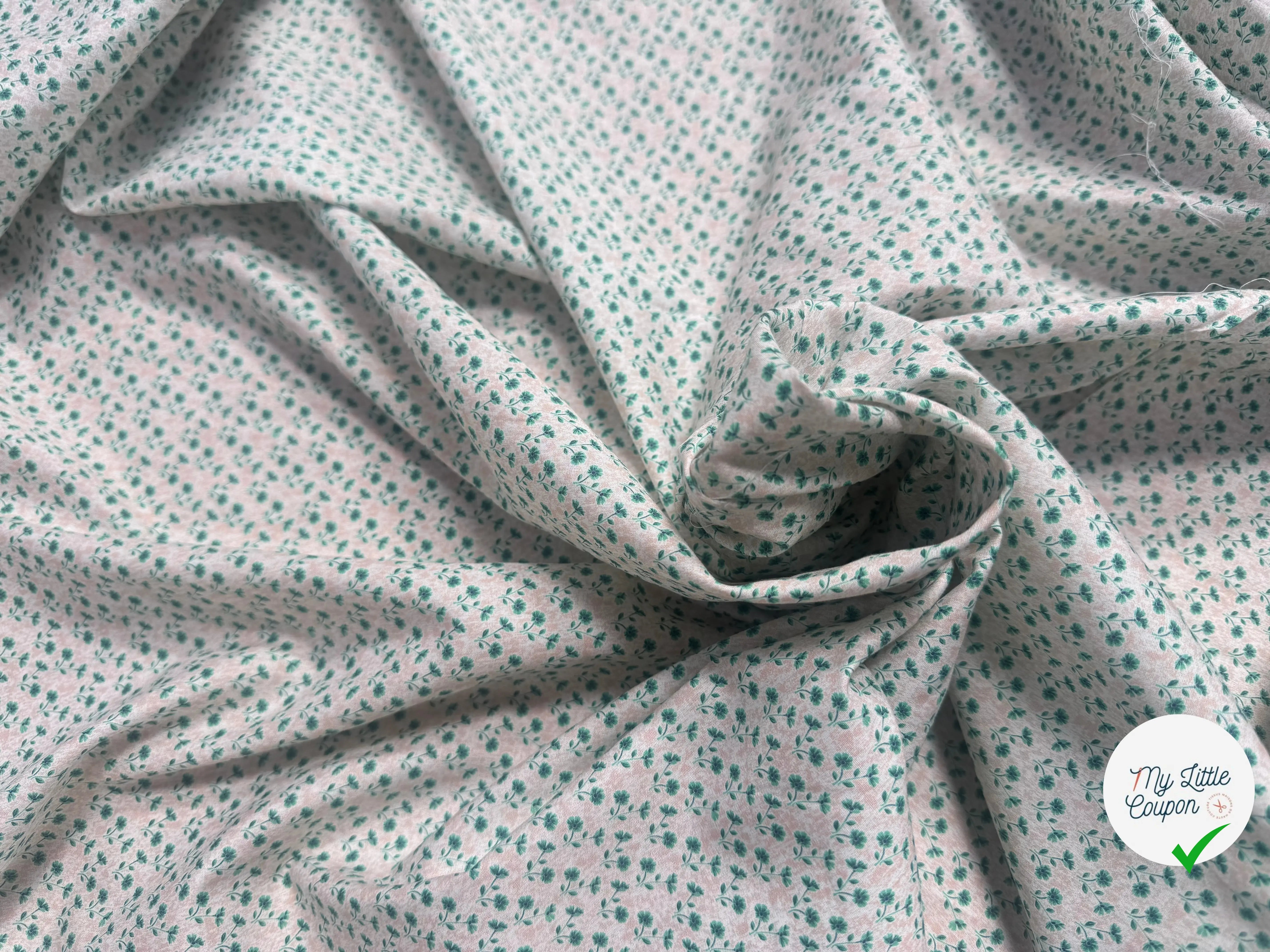POPELINE COTON PETITES FLEURS VERTES FOND ROSE PÊCHE - My Little Coupon