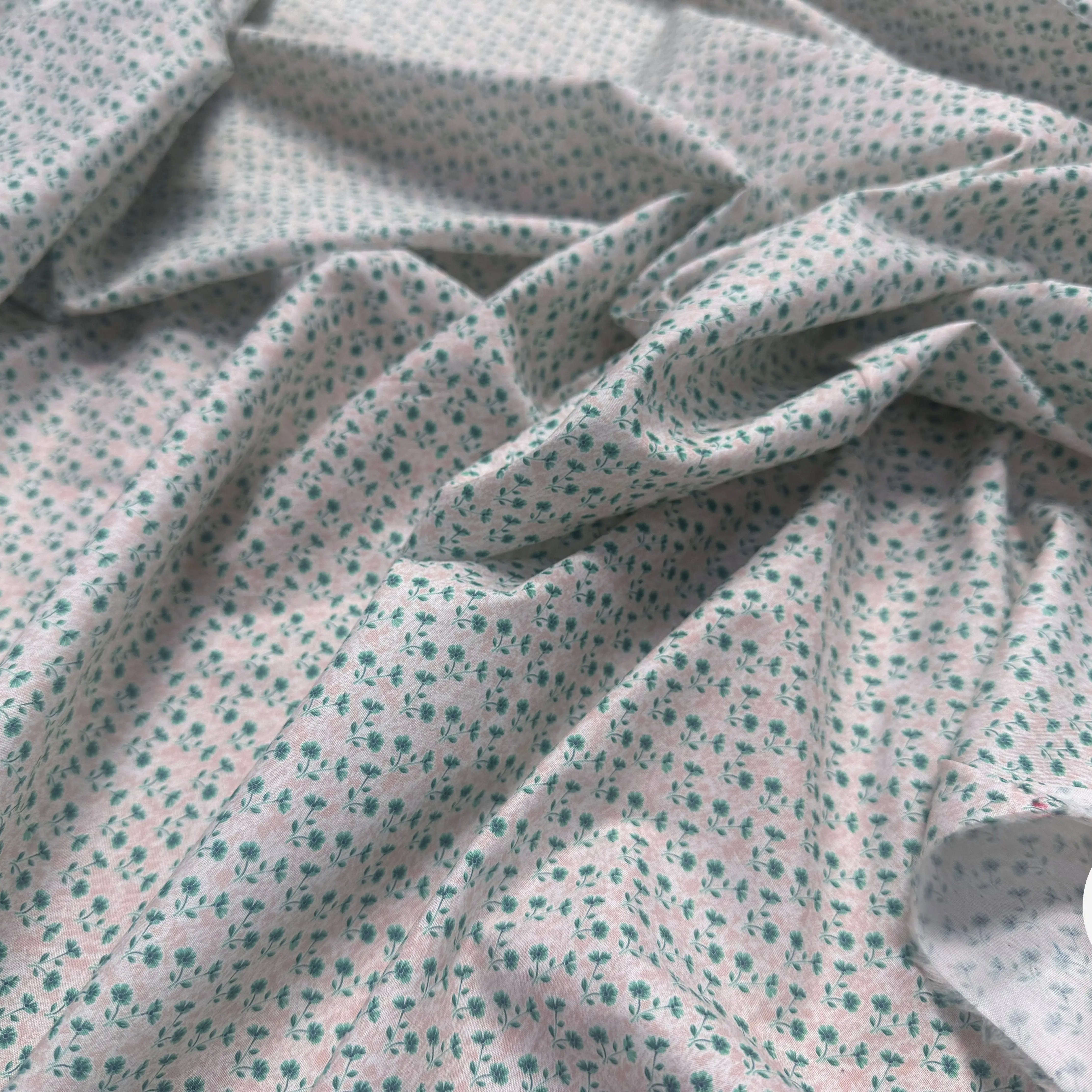 POPELINE COTON PETITES FLEURS VERTES FOND ROSE PÊCHE - My Little Coupon