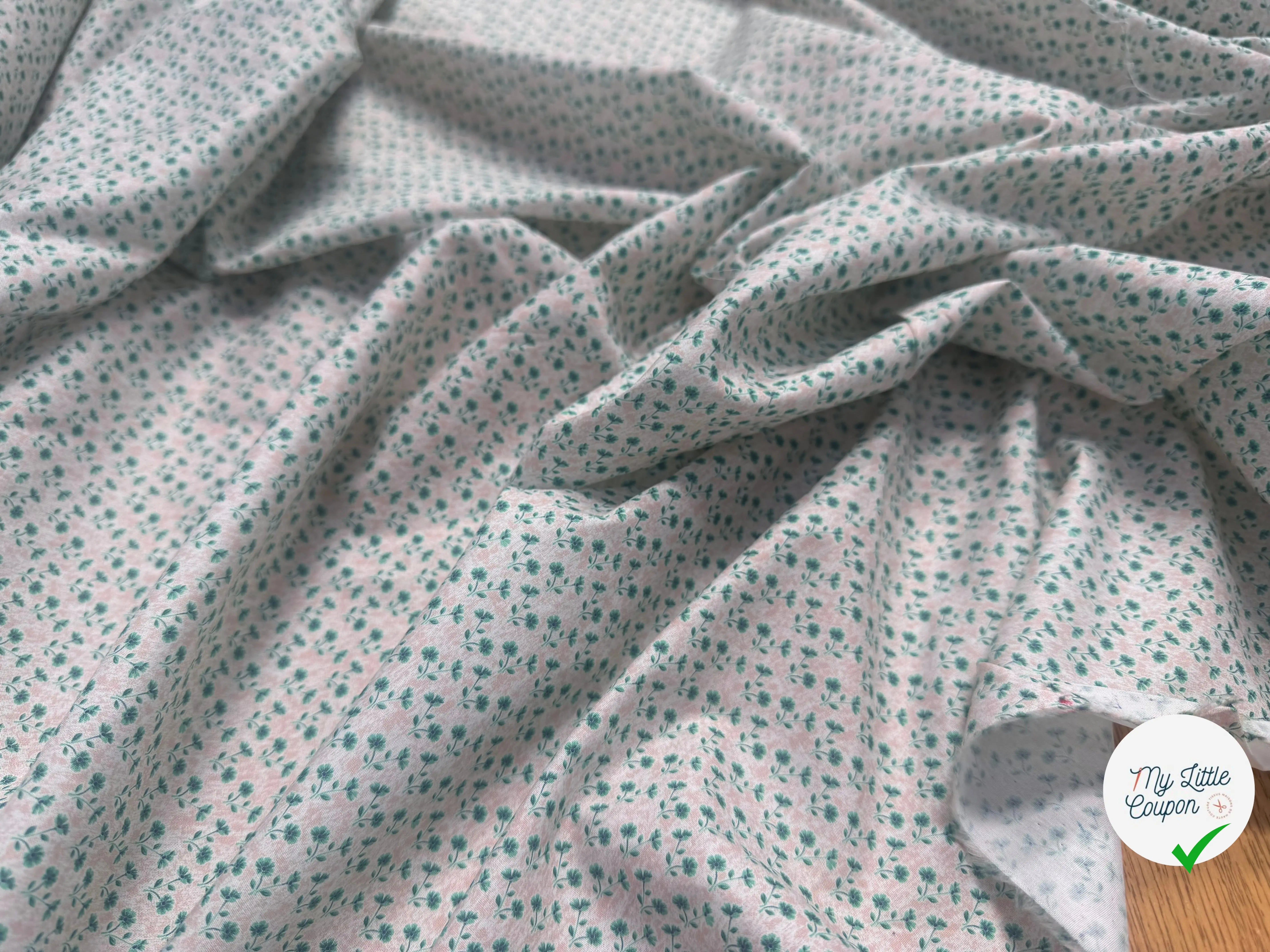 POPELINE COTON PETITES FLEURS VERTES FOND ROSE PÊCHE - My Little Coupon